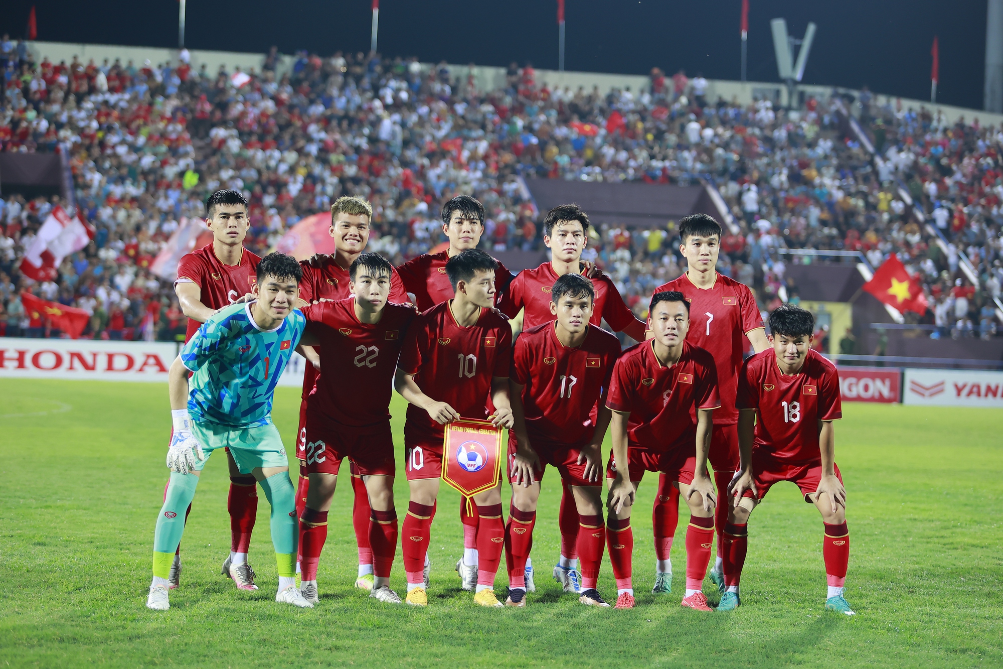 Hàng chục nghìn CĐV Việt Nam đội mưa ăn mừng chiến thắng của U23 Việt Nam - Ảnh 1.