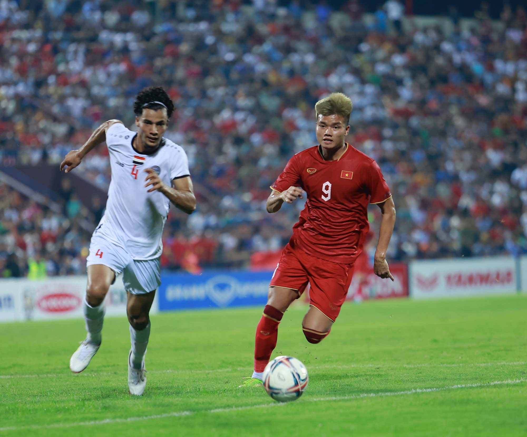 Hàng chục nghìn CĐV Việt Nam đội mưa ăn mừng chiến thắng của U23 Việt Nam - Ảnh 3.