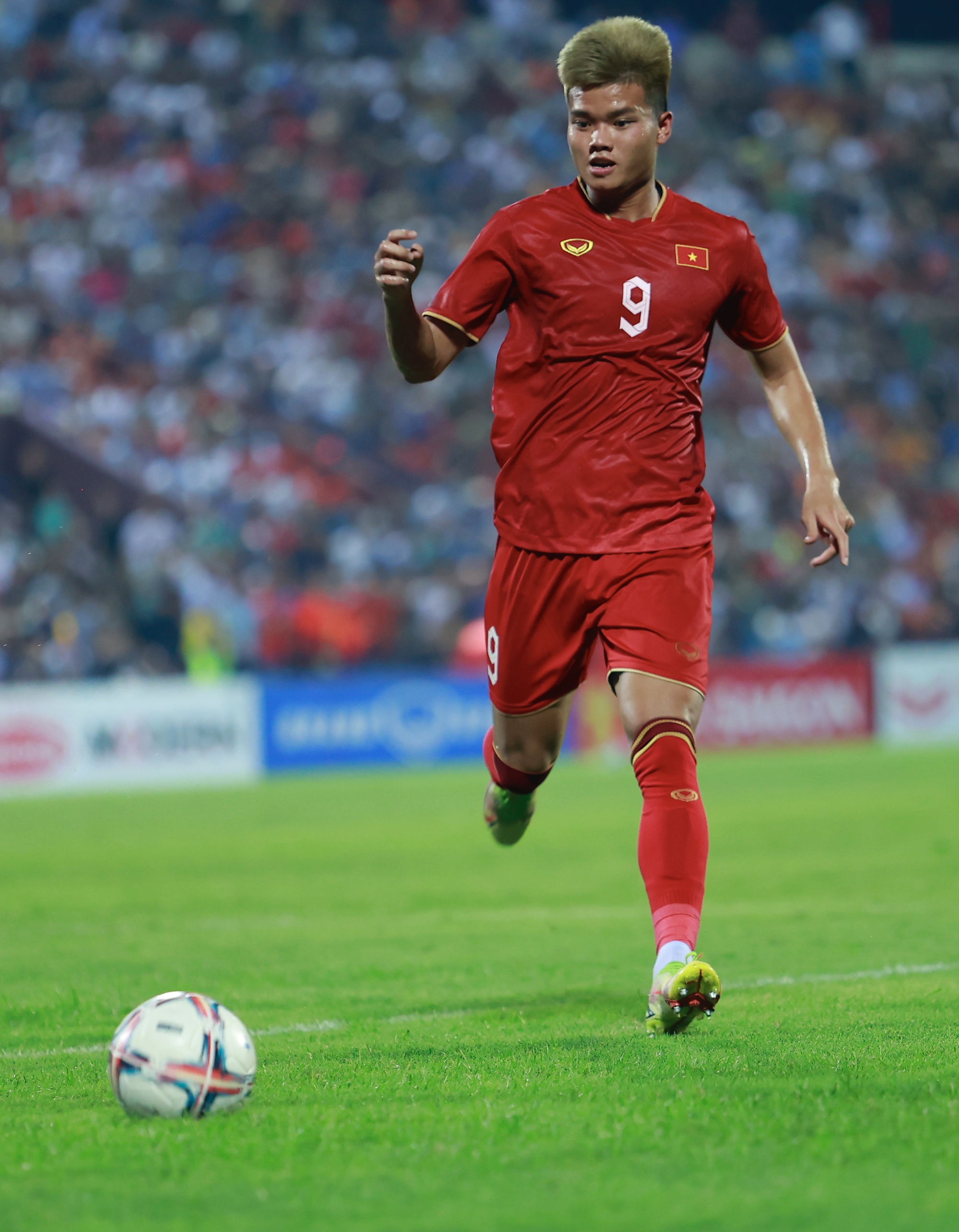 Hàng chục nghìn CĐV Việt Nam đội mưa ăn mừng chiến thắng của U23 Việt Nam - Ảnh 6.