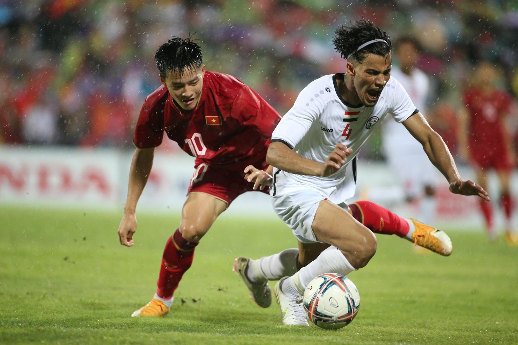 Hàng chục nghìn CĐV Việt Nam đội mưa ăn mừng chiến thắng của U23 Việt Nam - Ảnh 8.