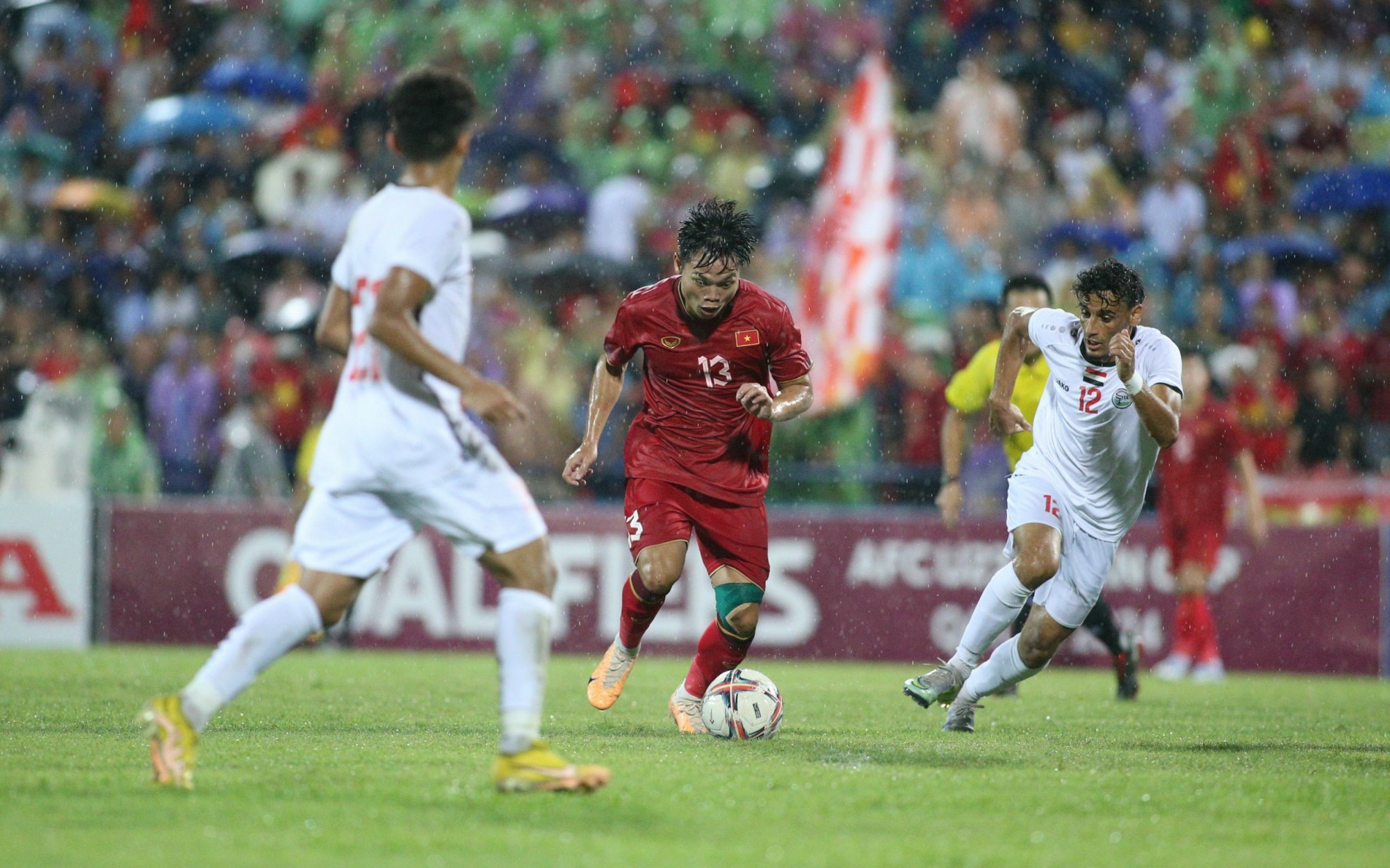 Hàng chục nghìn CĐV Việt Nam đội mưa ăn mừng chiến thắng của U23 Việt Nam - Ảnh 10.