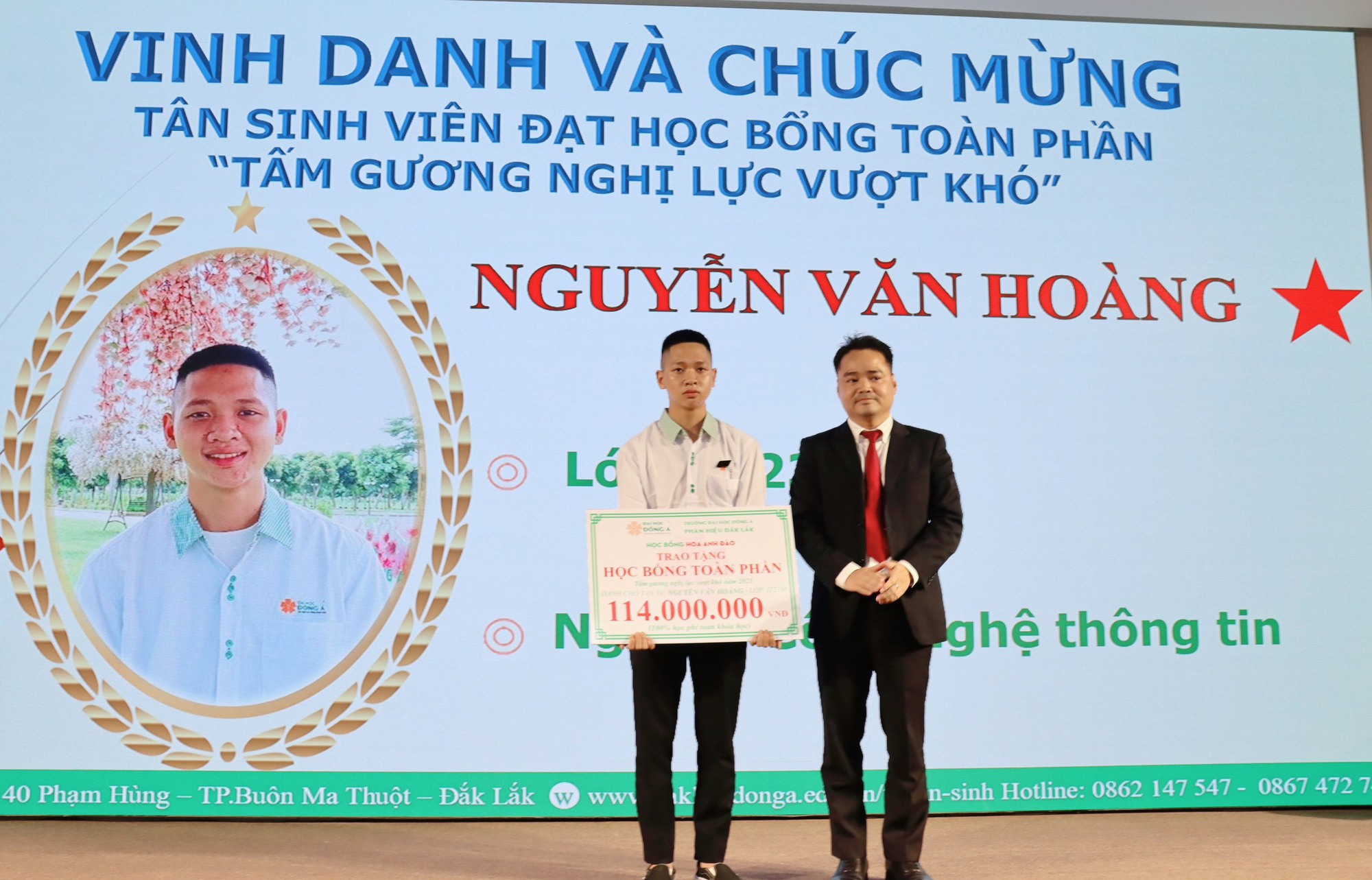 Trao học bổng toàn phần cho con trai liệt sĩ hy sinh trong vụ khủng bố ở Đắk Lắk - Ảnh 1.