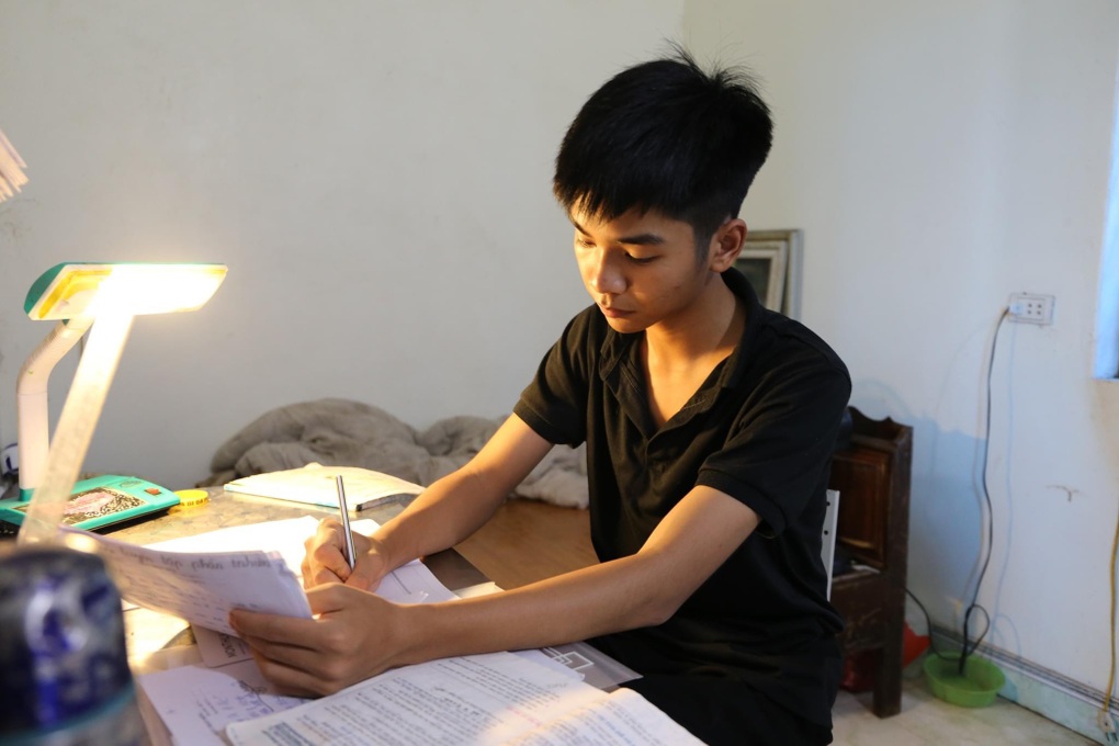 Trước ngày thi còn lội ruộng cấy xuyên đêm vẫn đỗ thủ khoa - Ảnh 1.