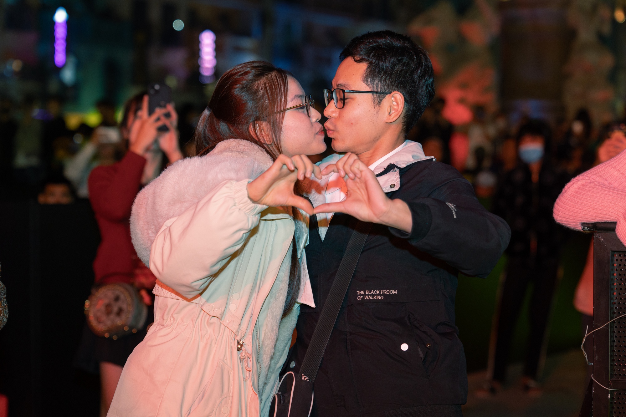 Màn đếm ngược chào đón năm mới kết thúc, hơn ngàn người vẫn nán lại đến sáng, trao nhau những cái ôm yêu thương, những lời chúc chào mừng năm mới với chan chứa hy vọng, may mắn và niềm hạnh phúc trọn vẹn.