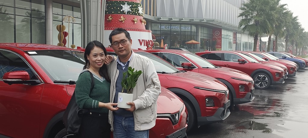 Chủ xe VF 6 đầu tiên bất ngờ với tốc độ bàn giao của VinFast - Ảnh 1.