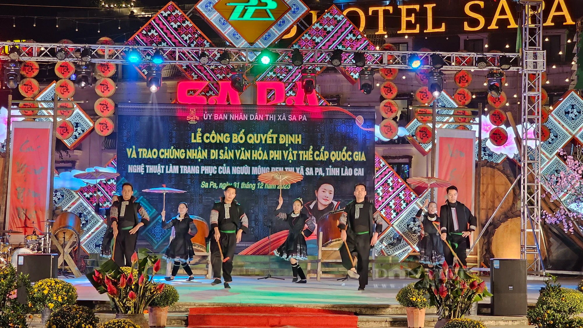 Nghệ thuật làm trang phục dân tộc Mông đen Sa Pa được công nhận di sản văn hóa phi vật thể quốc gia  - Ảnh 2.