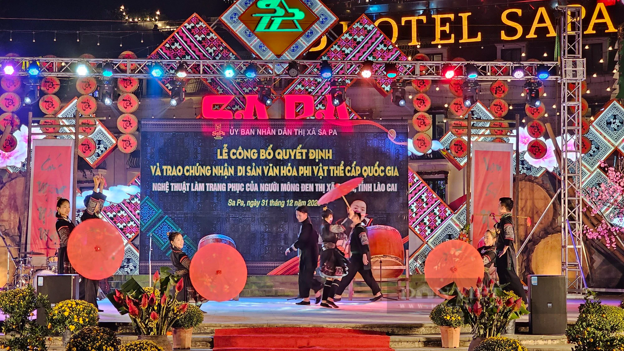 Nghệ thuật làm trang phục dân tộc Mông đen Sa Pa được công nhận di sản văn hóa phi vật thể quốc gia  - Ảnh 3.