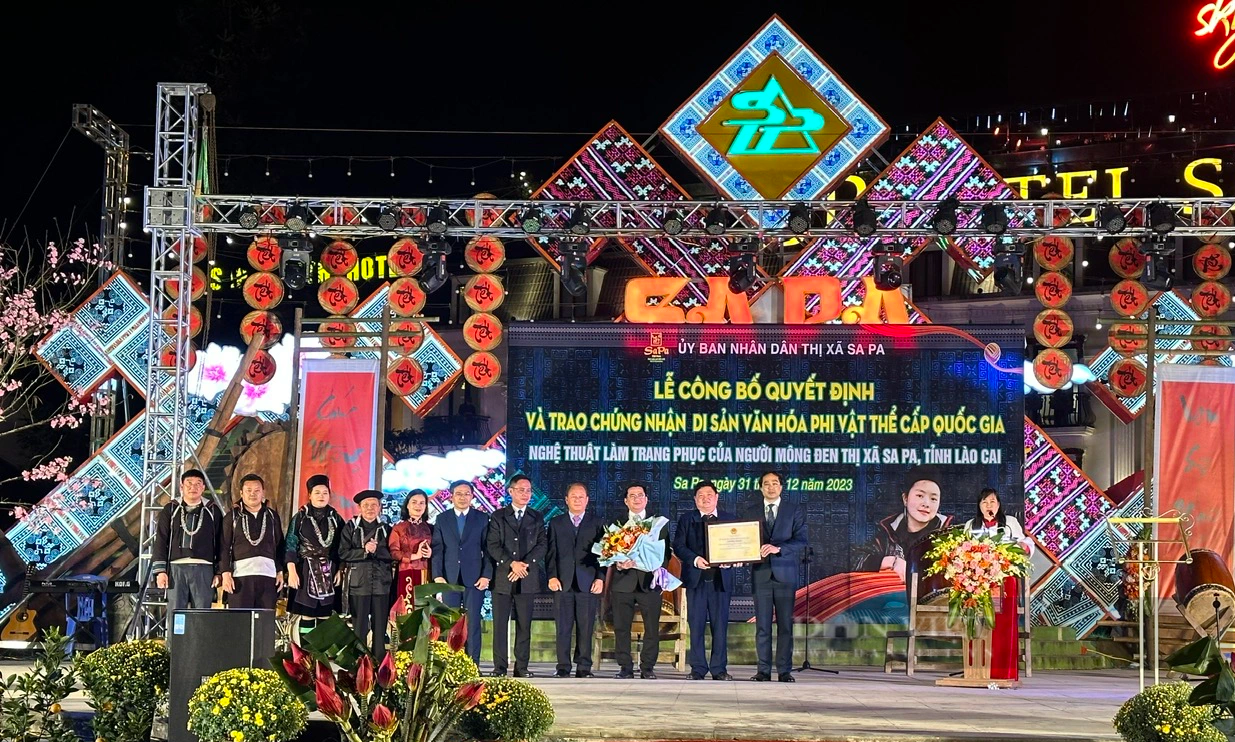 Nghệ thuật làm trang phục dân tộc Mông đen Sa Pa được công nhận di sản văn hóa phi vật thể quốc gia  - Ảnh 4.