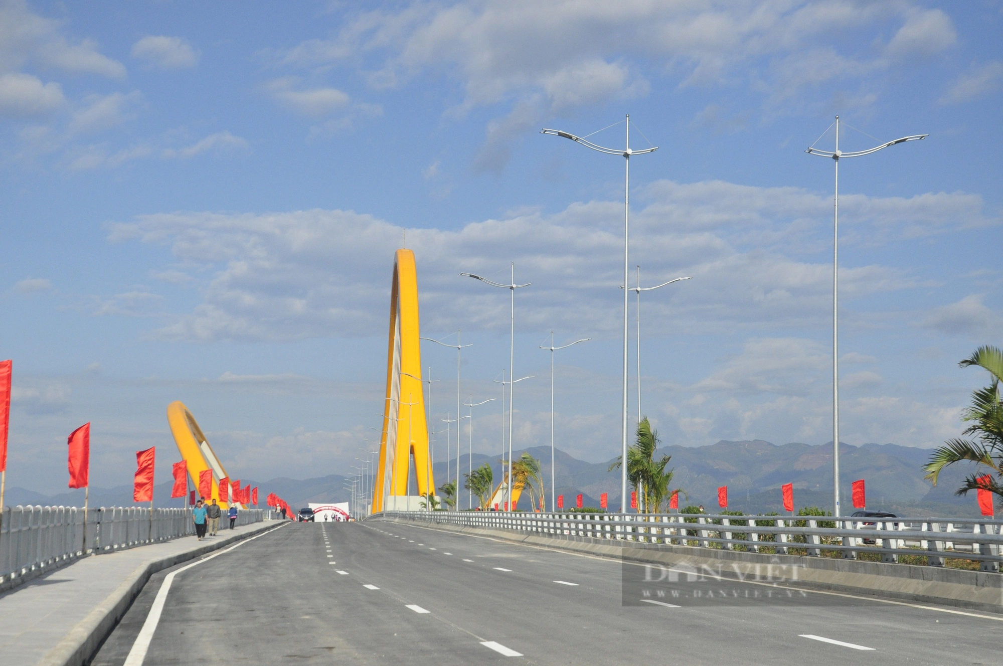 Quảng Ninh khánh thành cầu Bình Minh trị giá 1.700 tỷ đồng trong ngày đầu năm mới - Ảnh 1.