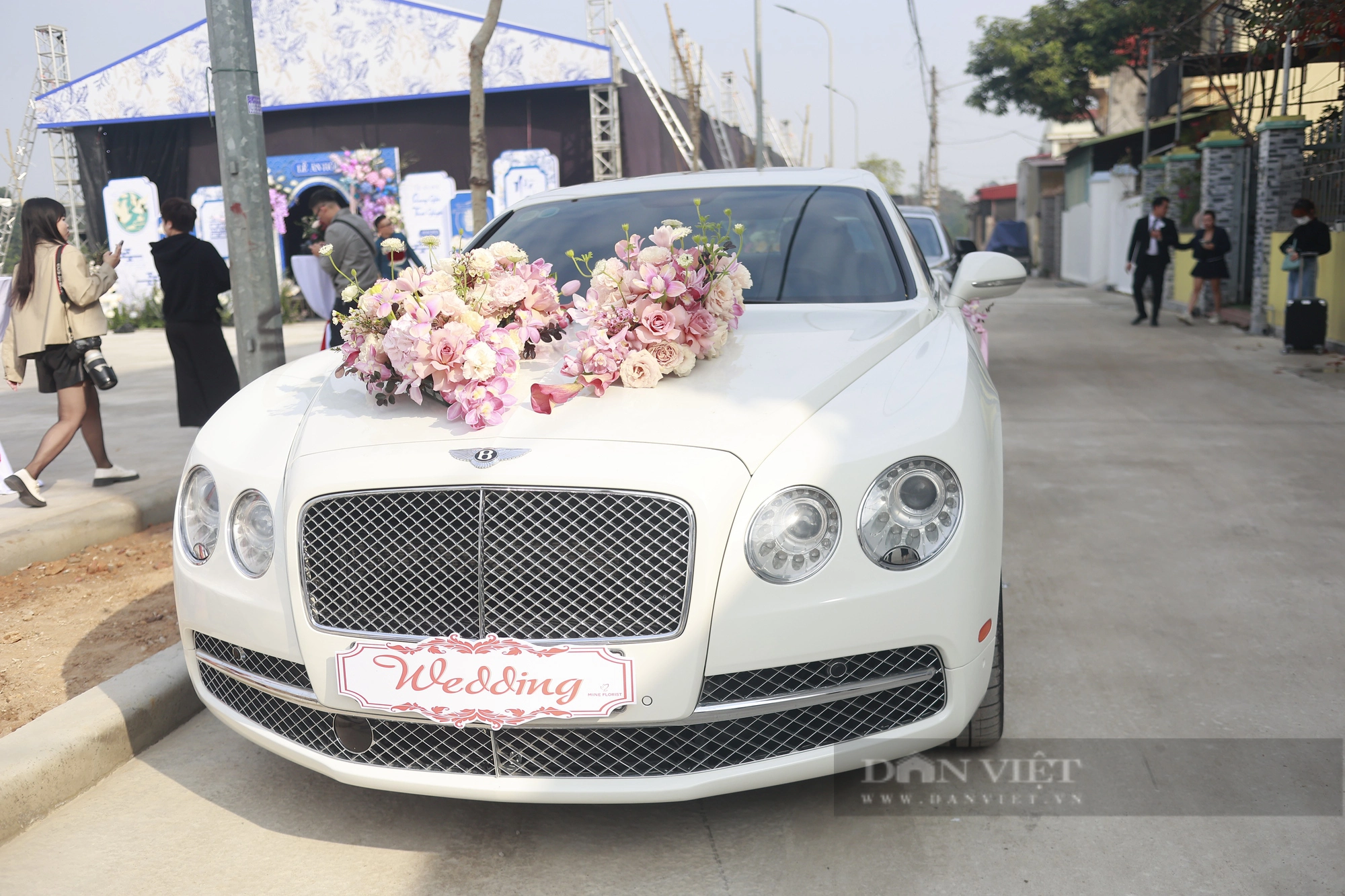 Quang Hải bảnh bao cùng chiếc xe đón dâu hơn 20 tỷ  - Ảnh 3.