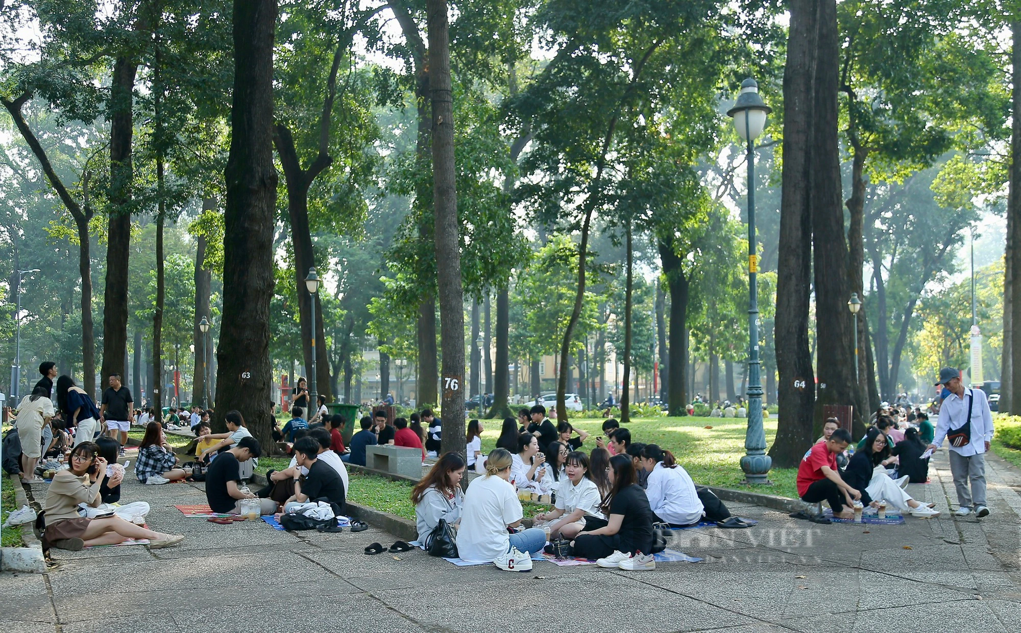 Người dân TP.HCM xuống phố dạo chơi đầu năm mới: cà phê bệt, đường sách thay vì đi xa - Ảnh 3.