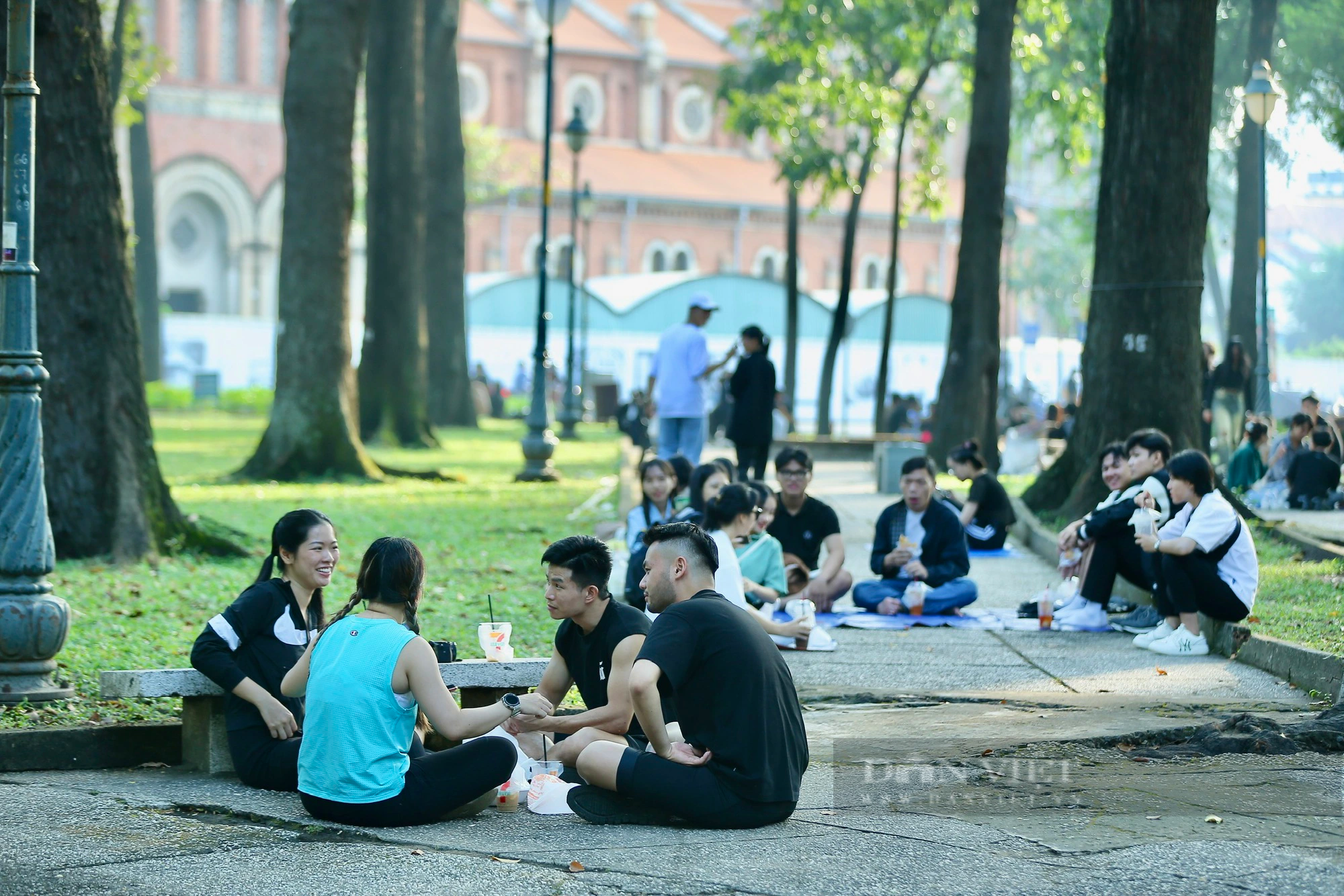 Người dân TP.HCM xuống phố dạo chơi đầu năm mới: cà phê bệt, đường sách thay vì đi xa - Ảnh 5.