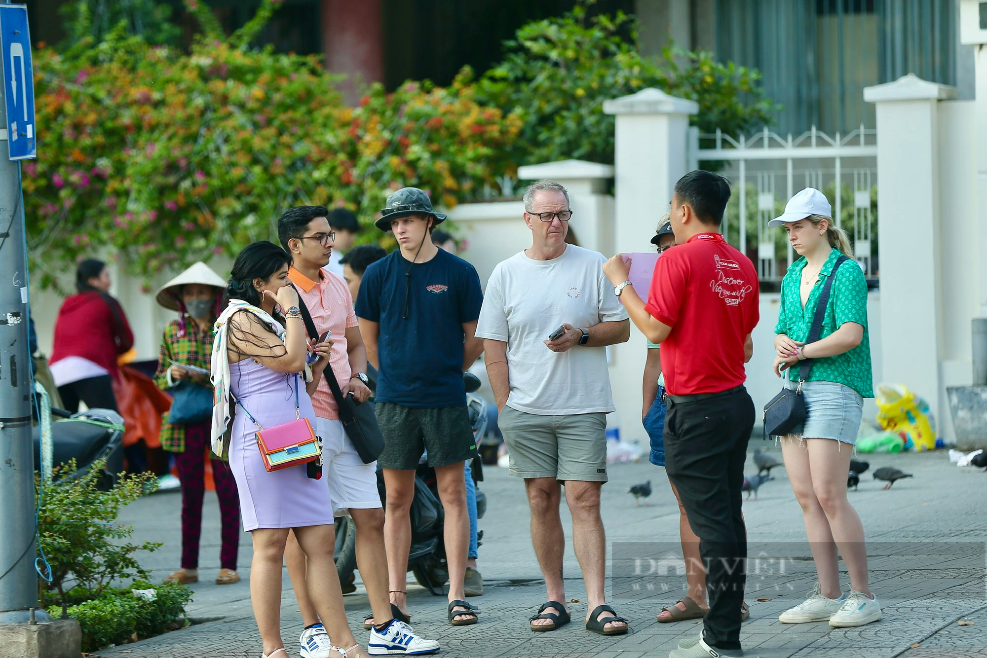 Người dân TP.HCM xuống phố dạo chơi đầu năm mới: cà phê bệt, đường sách thay vì đi xa - Ảnh 7.