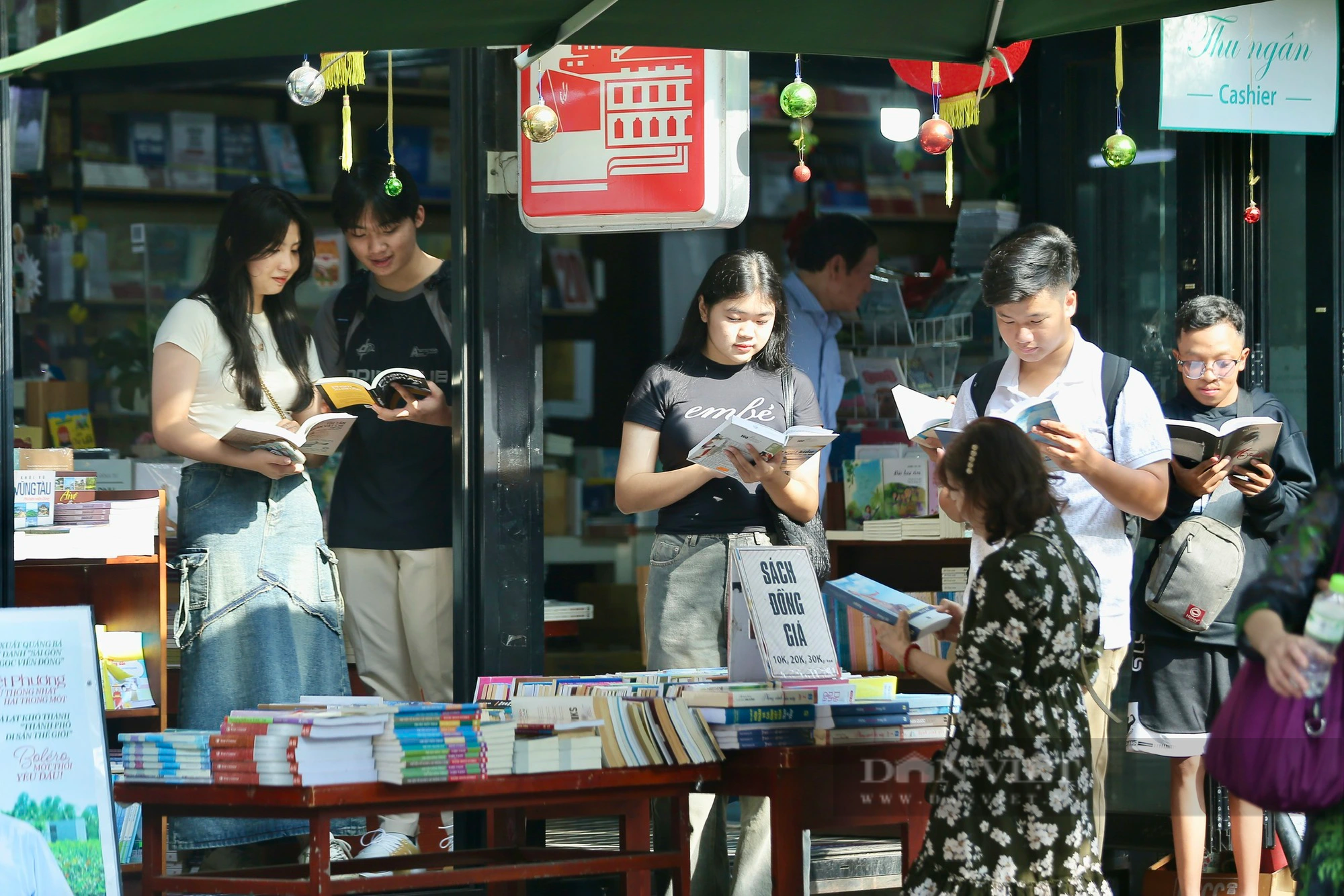 Người dân TP.HCM xuống phố dạo chơi đầu năm mới: cà phê bệt, đường sách thay vì đi xa - Ảnh 13.