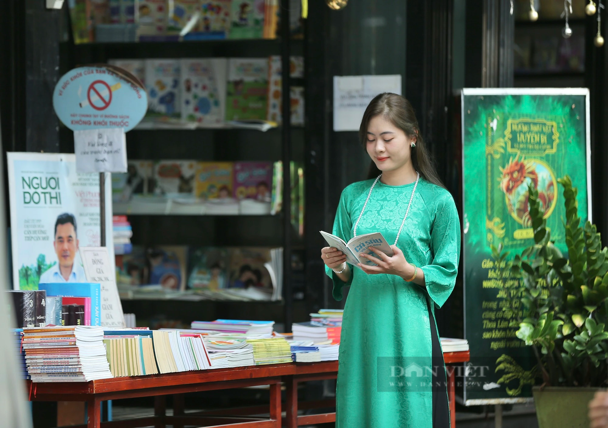 Người dân TP.HCM xuống phố dạo chơi đầu năm mới: cà phê bệt, đường sách thay vì đi xa - Ảnh 14.