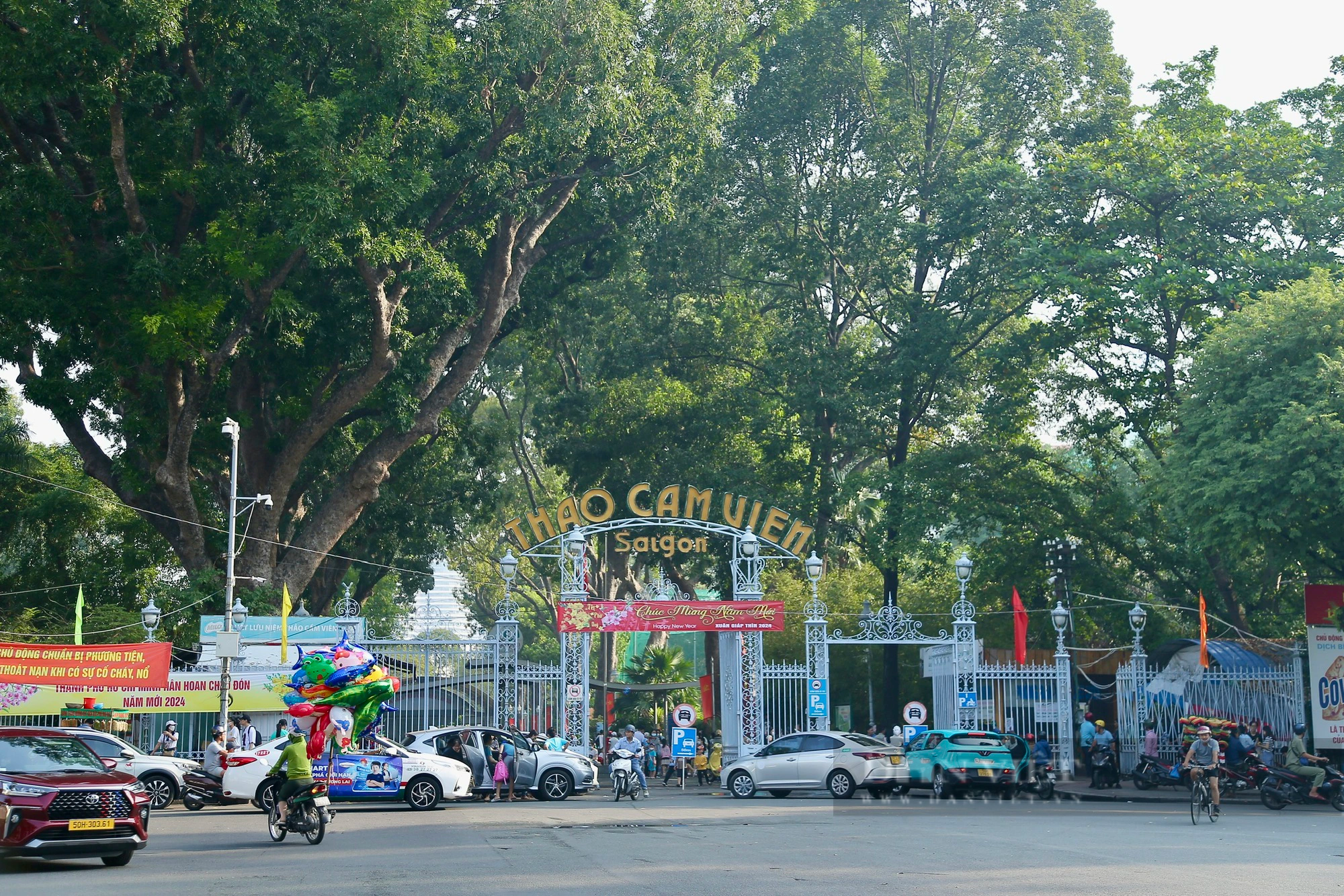 Người dân TP.HCM xuống phố dạo chơi đầu năm mới: cà phê bệt, đường sách thay vì đi xa - Ảnh 15.
