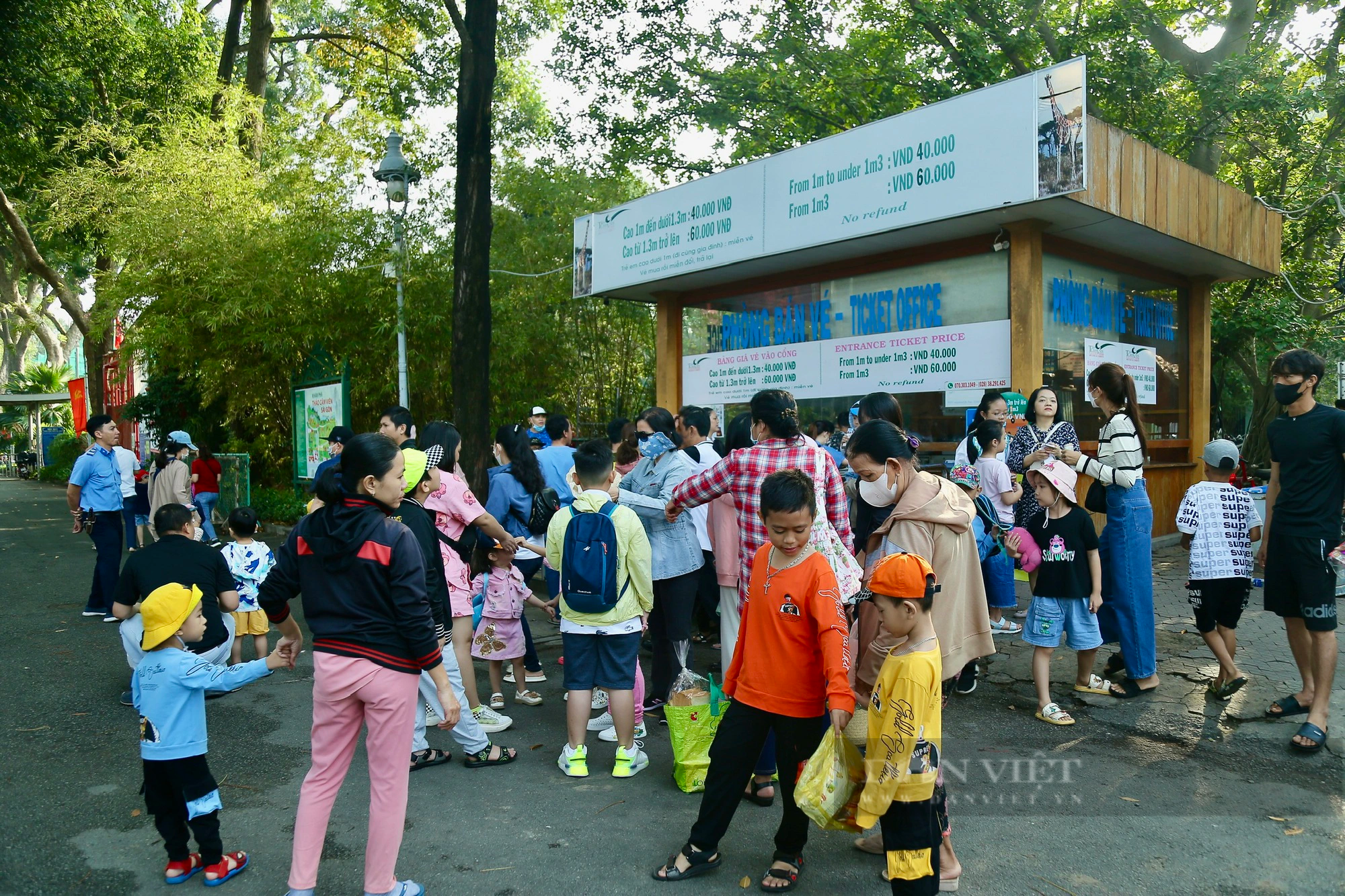 Người dân TP.HCM xuống phố dạo chơi đầu năm mới: cà phê bệt, đường sách thay vì đi xa - Ảnh 16.