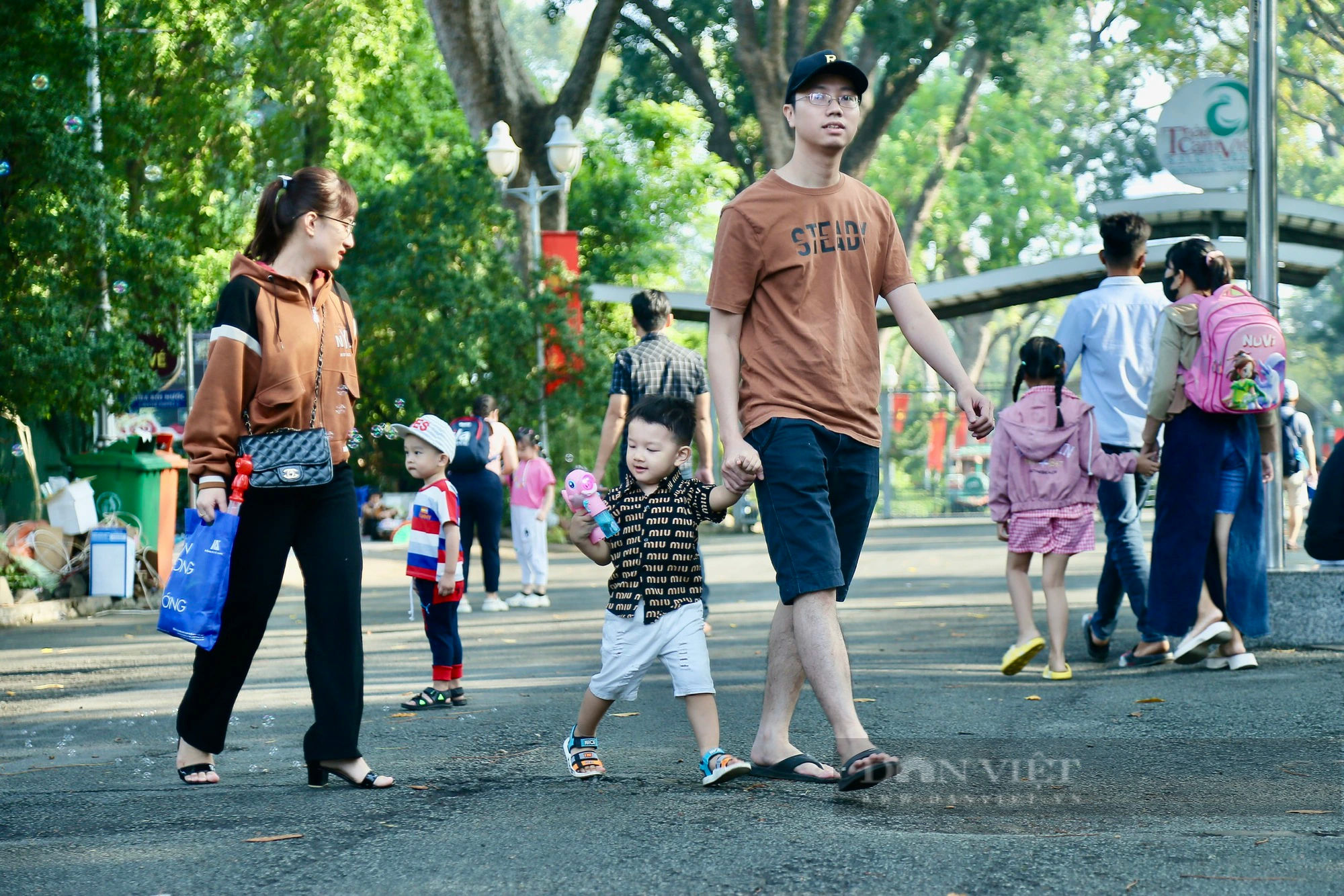 Người dân TP.HCM xuống phố dạo chơi đầu năm mới: cà phê bệt, đường sách thay vì đi xa - Ảnh 17.