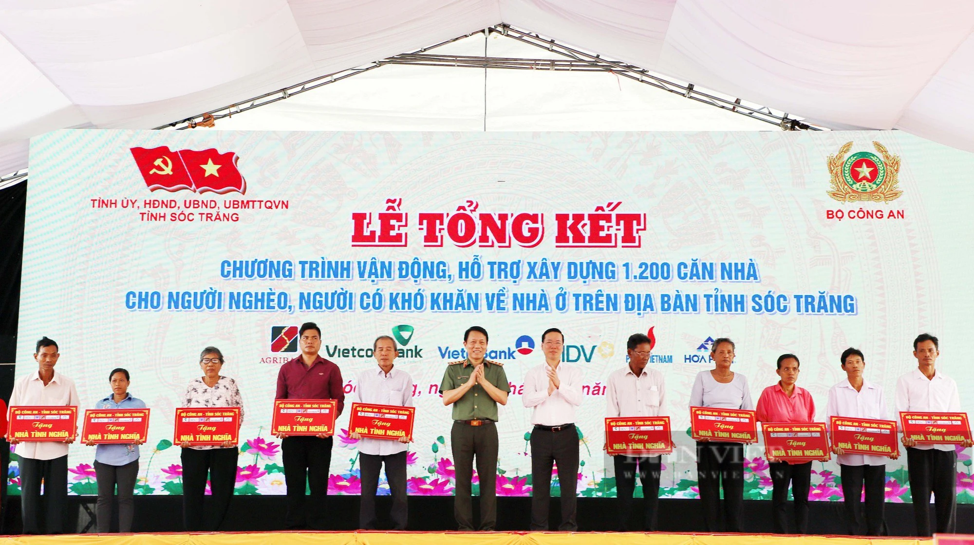 Chủ tịch nước Võ Văn Thưởng dự lễ Tổng kết, trao 1.200 căn nhà cho hộ nghèo tại Sóc Trăng - Ảnh 1.
