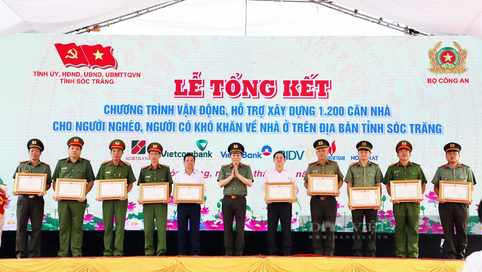 Chủ tịch nước Võ Văn Thưởng dự lễ Tổng kết, trao 1.200 căn nhà cho hộ nghèo tại Sóc Trăng - Ảnh 4.