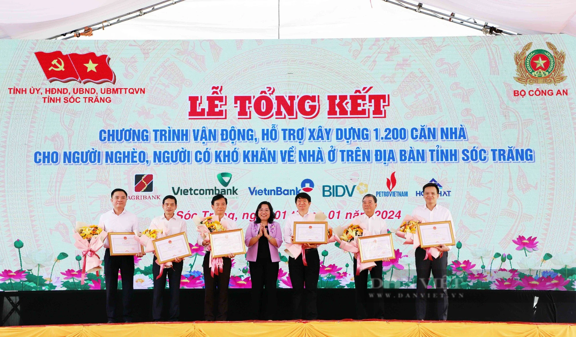 Chủ tịch nước Võ Văn Thưởng dự lễ Tổng kết, trao 1.200 căn nhà cho hộ nghèo tại Sóc Trăng - Ảnh 5.