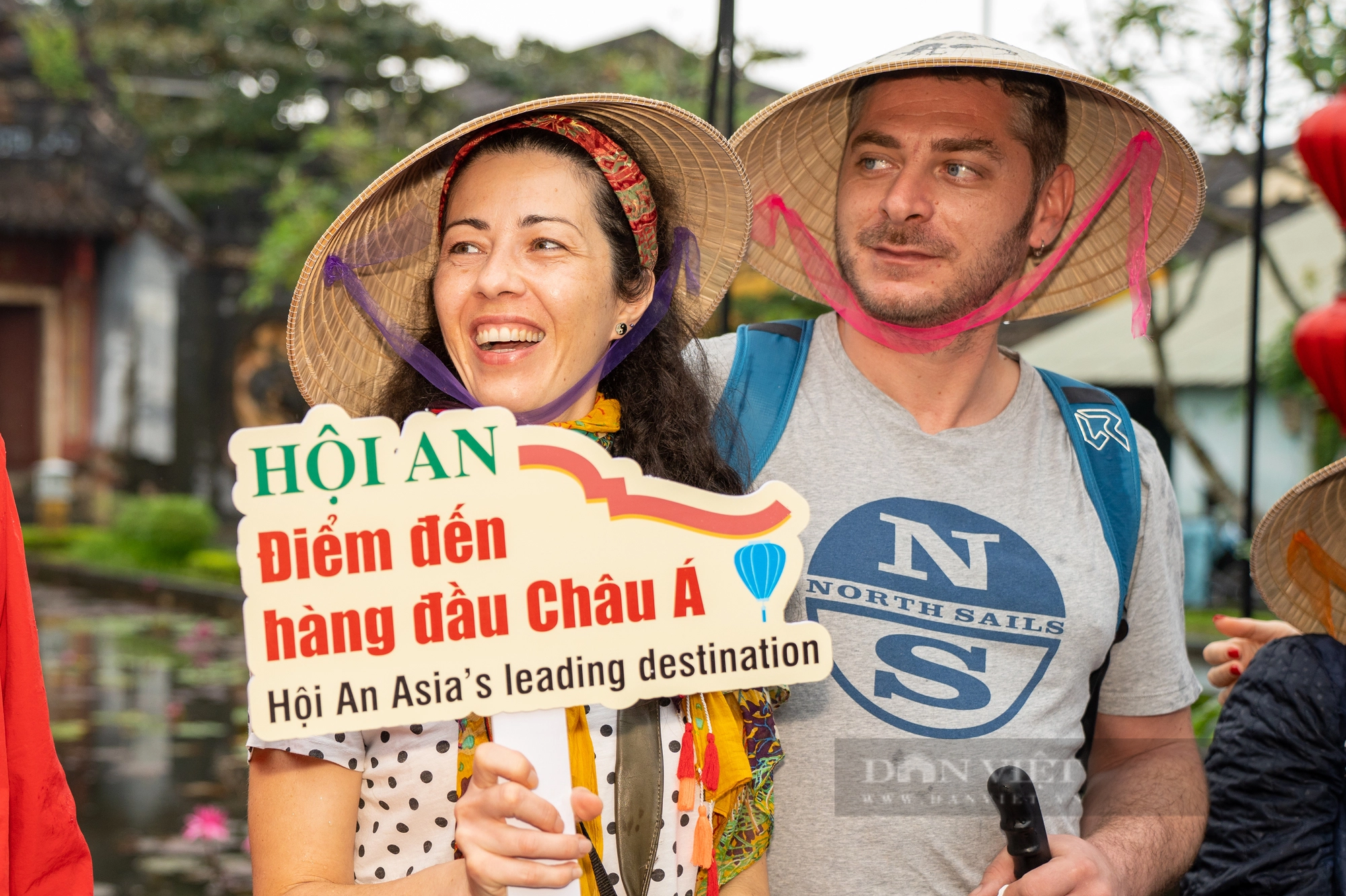 Bất chấp mưa lớn, du khách đội nón lá, thích thú tham quan phố cổ Hội An ngày Tết Dương lịch 2024 - Ảnh 5.