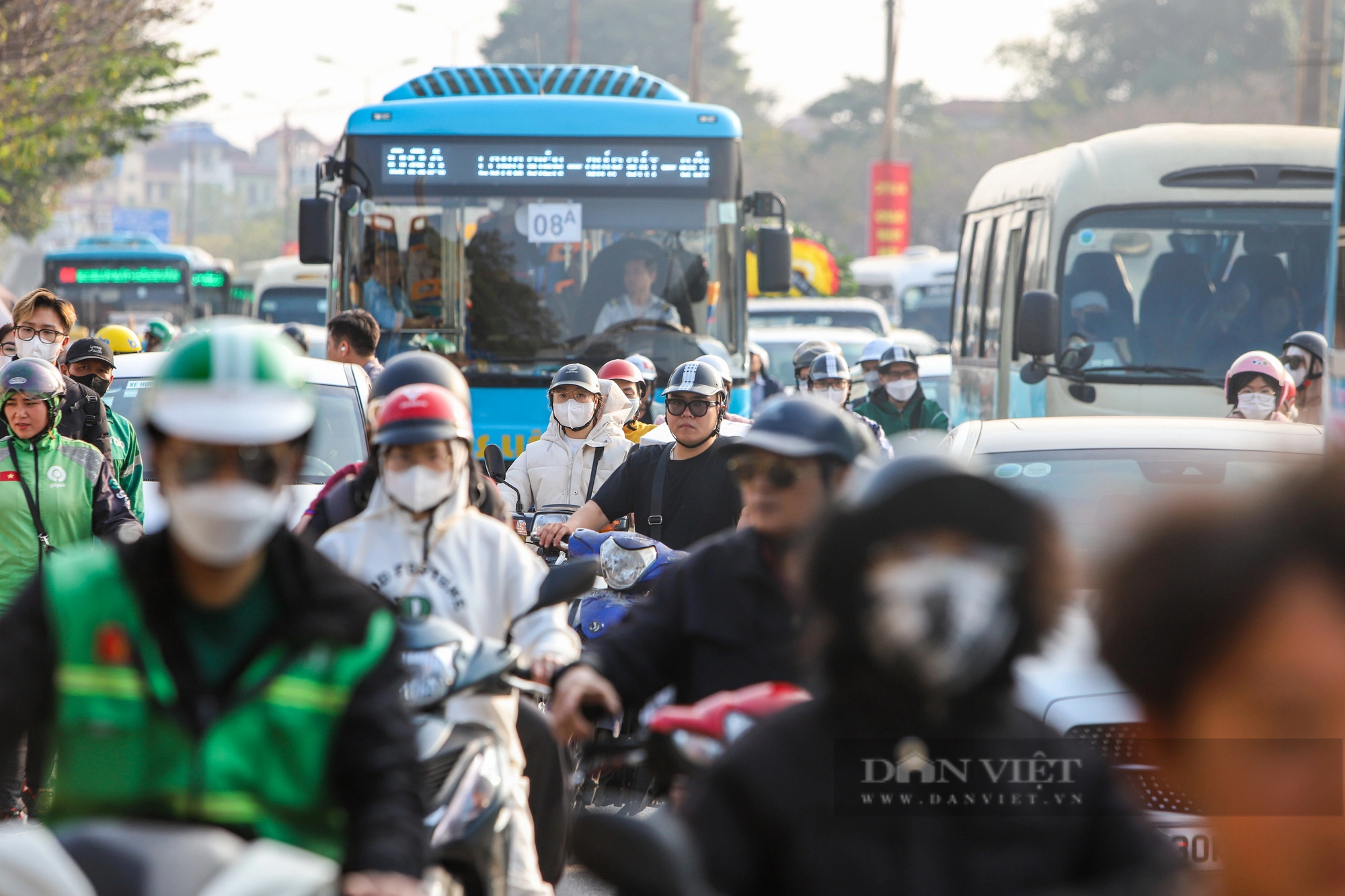 Cửa ngõ Thủ đô ùn tắc khi hàng vạn người trở lại sau nghỉ Tết dương lịch - Ảnh 9.