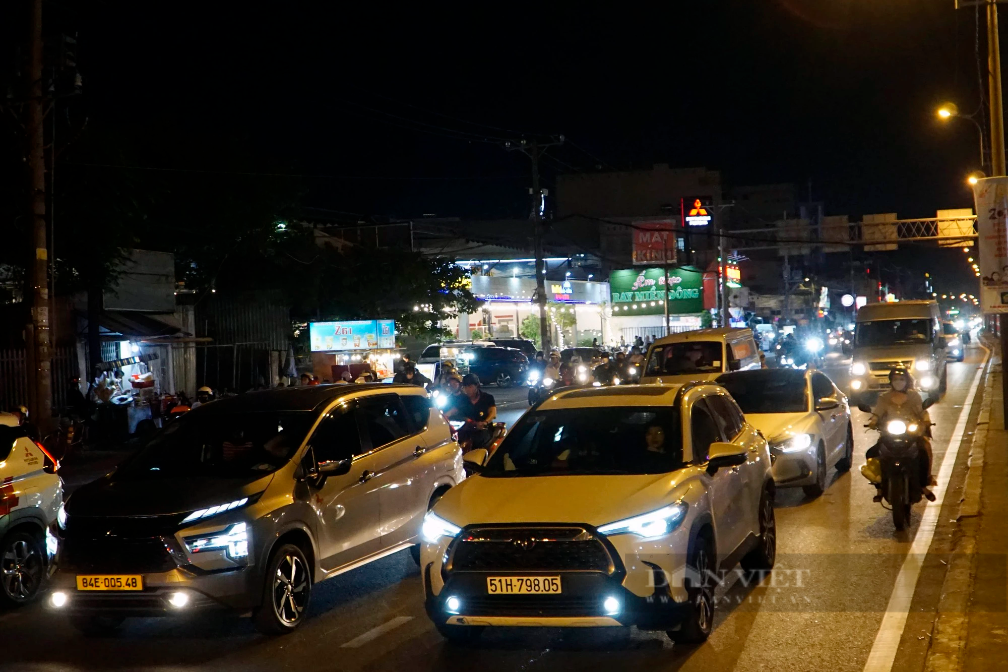 Người dân ùn ùn trở về sau kỳ nghỉ lễ, hai cửa ngõ TP.HCM phương tiện di chuyển chậm chạp - Ảnh 1.
