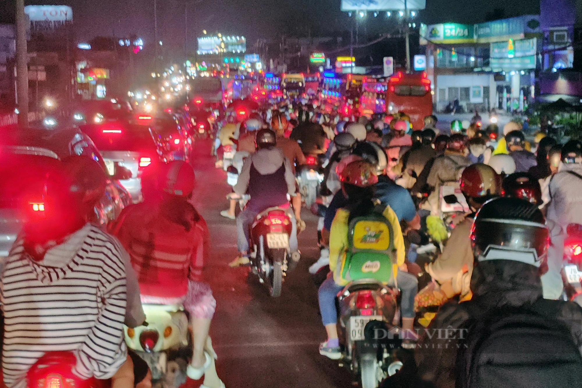 Người dân ùn ùn trở về sau kỳ nghỉ lễ, hai cửa ngõ TP.HCM phương tiện di chuyển chậm chạp - Ảnh 7.