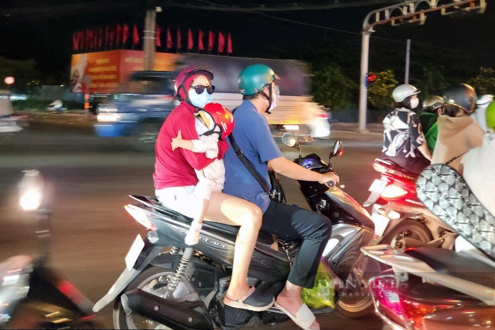 Người dân ùn ùn trở về sau kỳ nghỉ lễ, hai cửa ngõ TP.HCM phương tiện di chuyển chậm chạp - Ảnh 8.