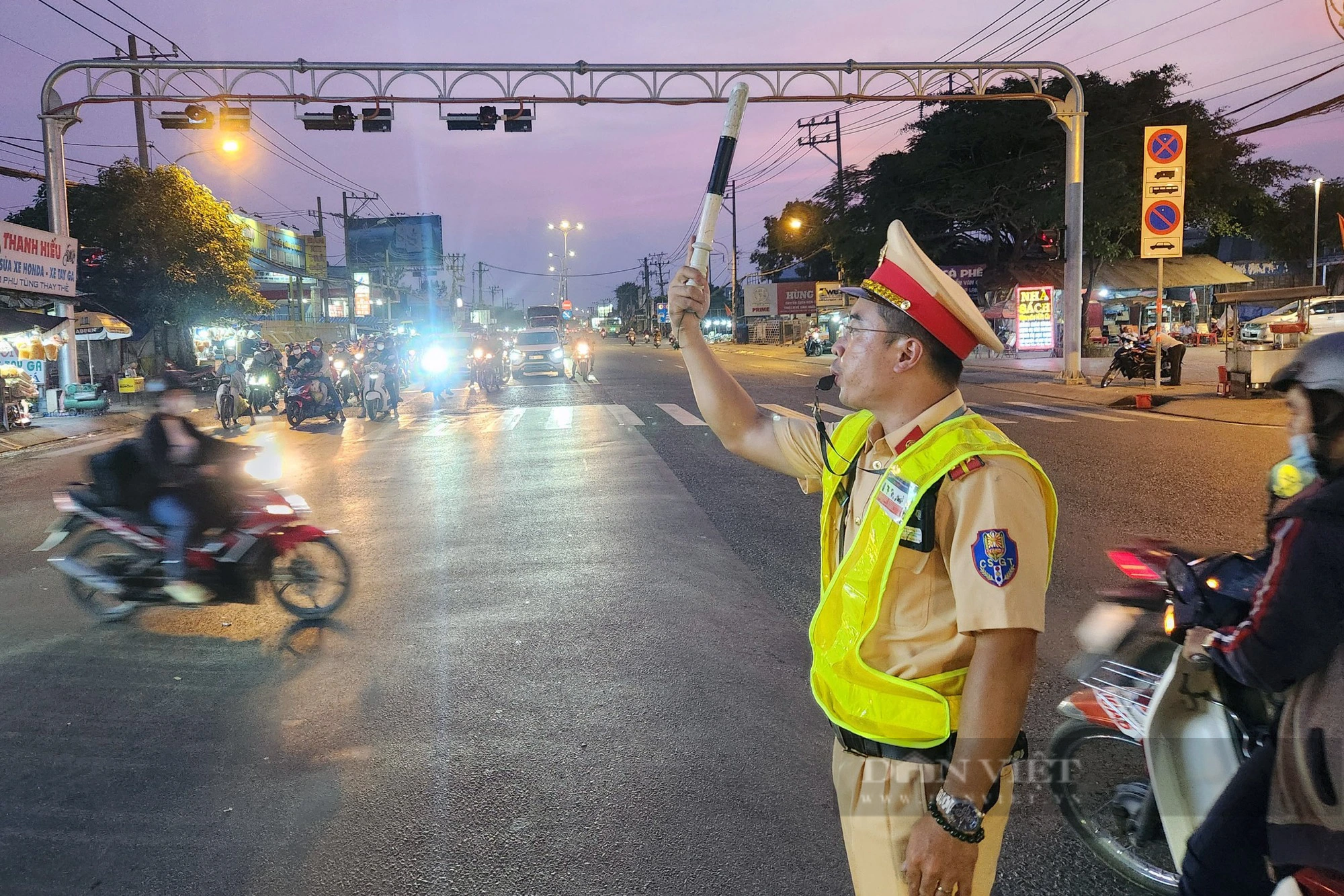 Người dân ùn ùn trở về sau kỳ nghỉ lễ, hai cửa ngõ TP.HCM phương tiện di chuyển chậm chạp - Ảnh 9.