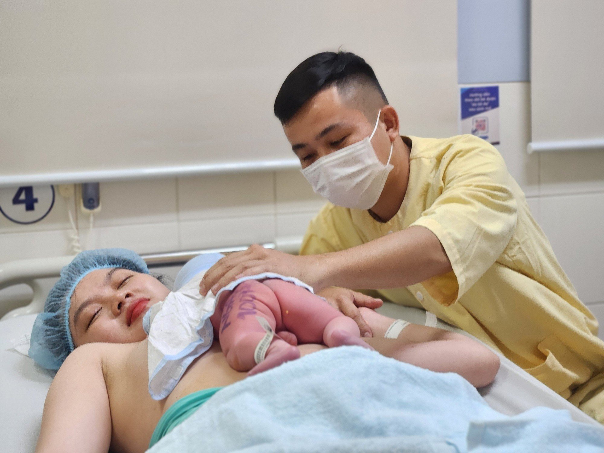 Đón những công dân nhí đầu tiên trong phút chuyển giao năm mới 2024 - Ảnh 6.