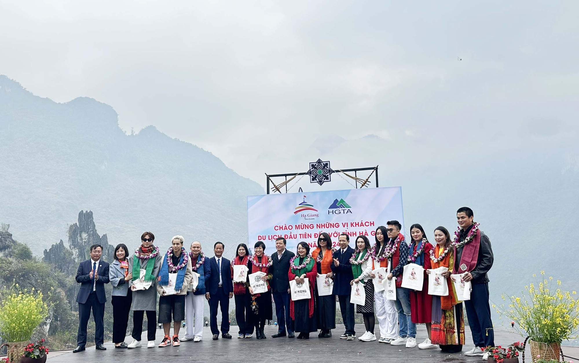 Nghệ sĩ Trà My, MC Thảo Vân là những du khách đầu tiên đến Hà Giang 2024 - Ảnh 1.