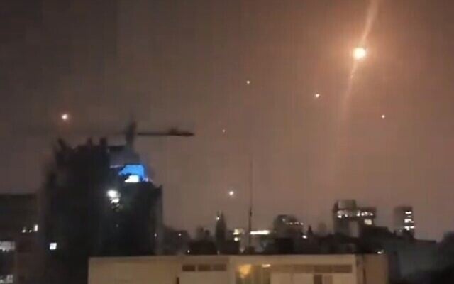 Lữ đoàn Al-Qassam khét tiếng của Hamas bất ngờ tấn công Israel dữ dội, nhiều người hoảng loạn chạy trốn - Ảnh 1.