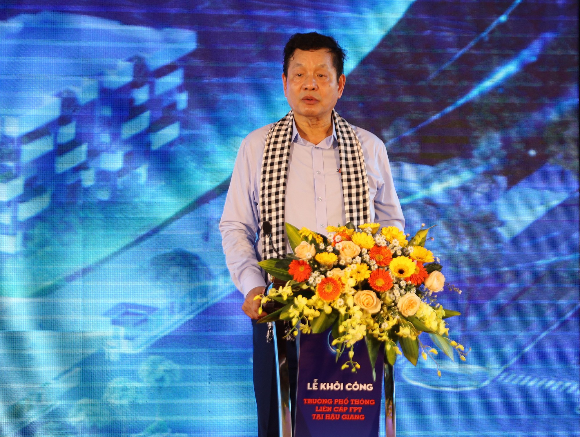Chủ tịch nước Võ Văn Thưởng dự lễ khởi công Trường Phổ thông liên cấp FPT Hậu Giang - Ảnh 3.