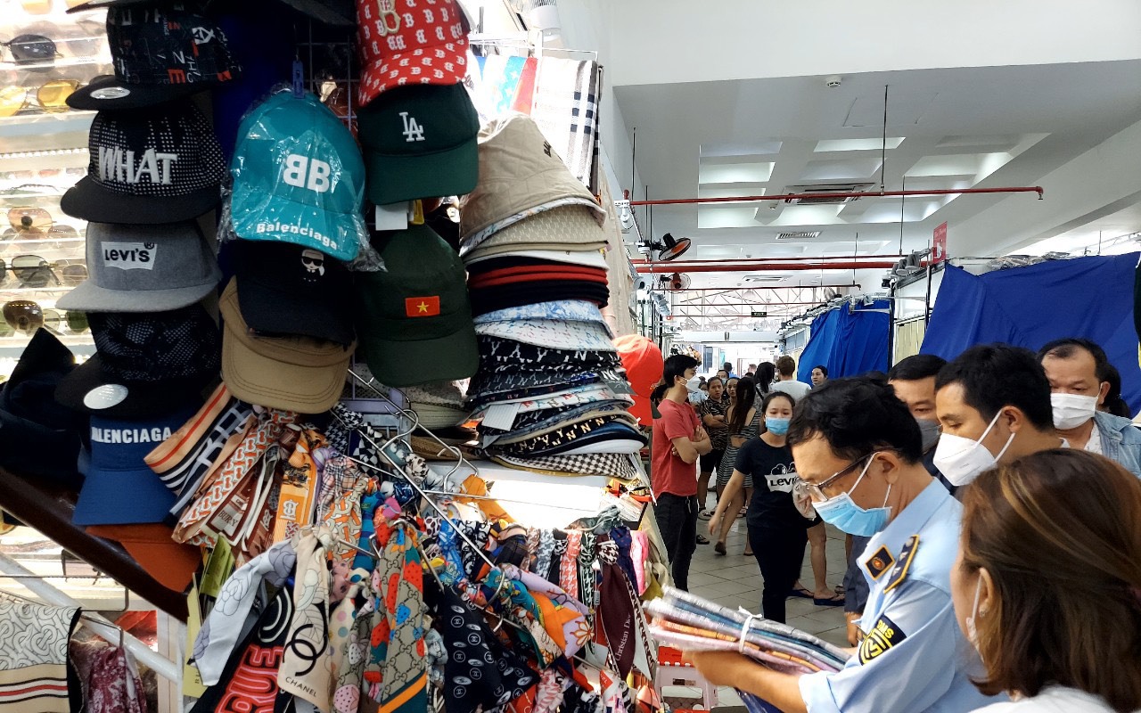 QLTT TP.HCM chuyển cơ quan tố tụng 21 vụ án liên quan hàng hóa vi phạm 