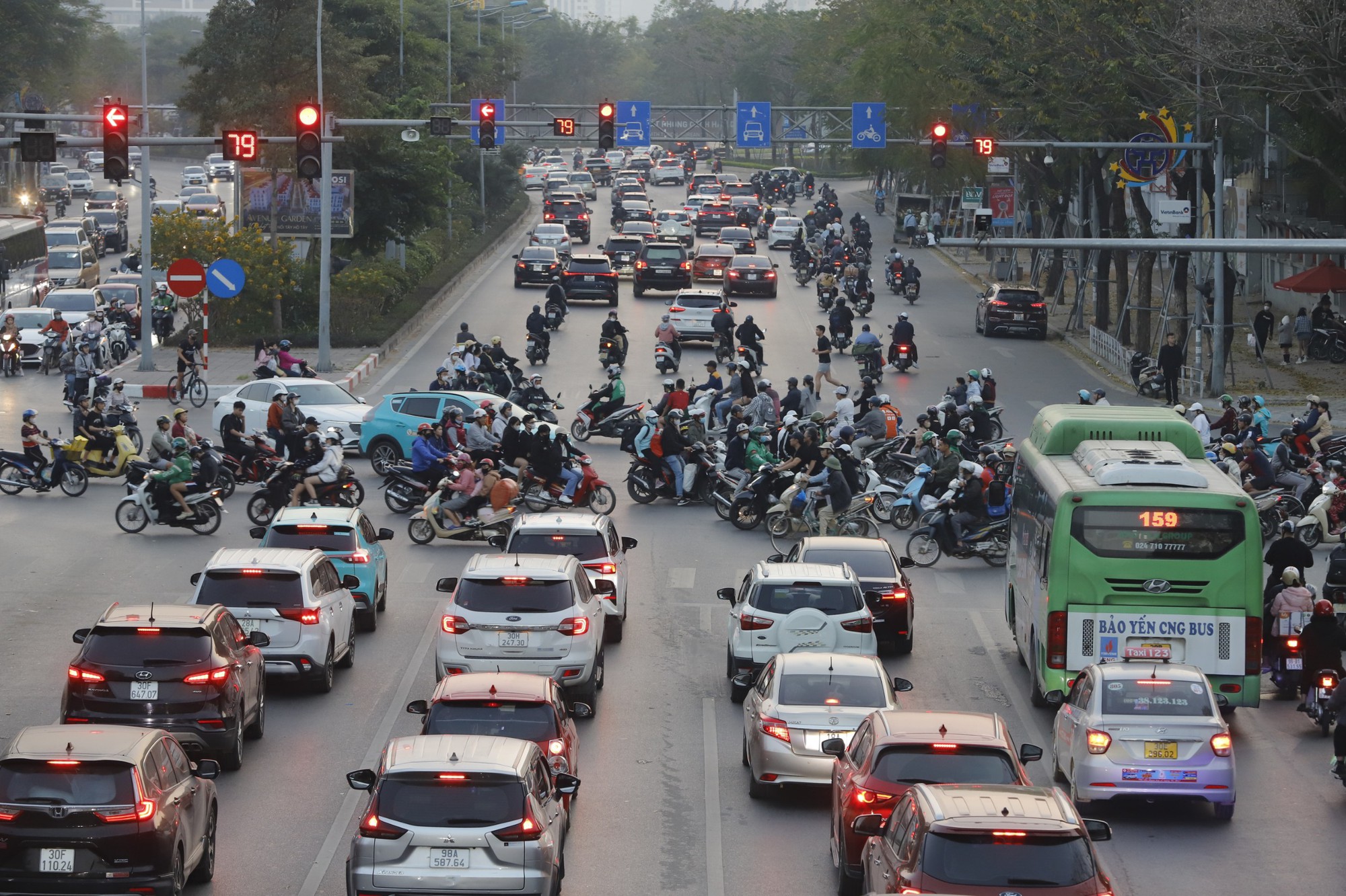 Cửa ngõ Thủ đô ùn tắc khi hàng vạn người trở lại sau nghỉ Tết dương lịch - Ảnh 12.