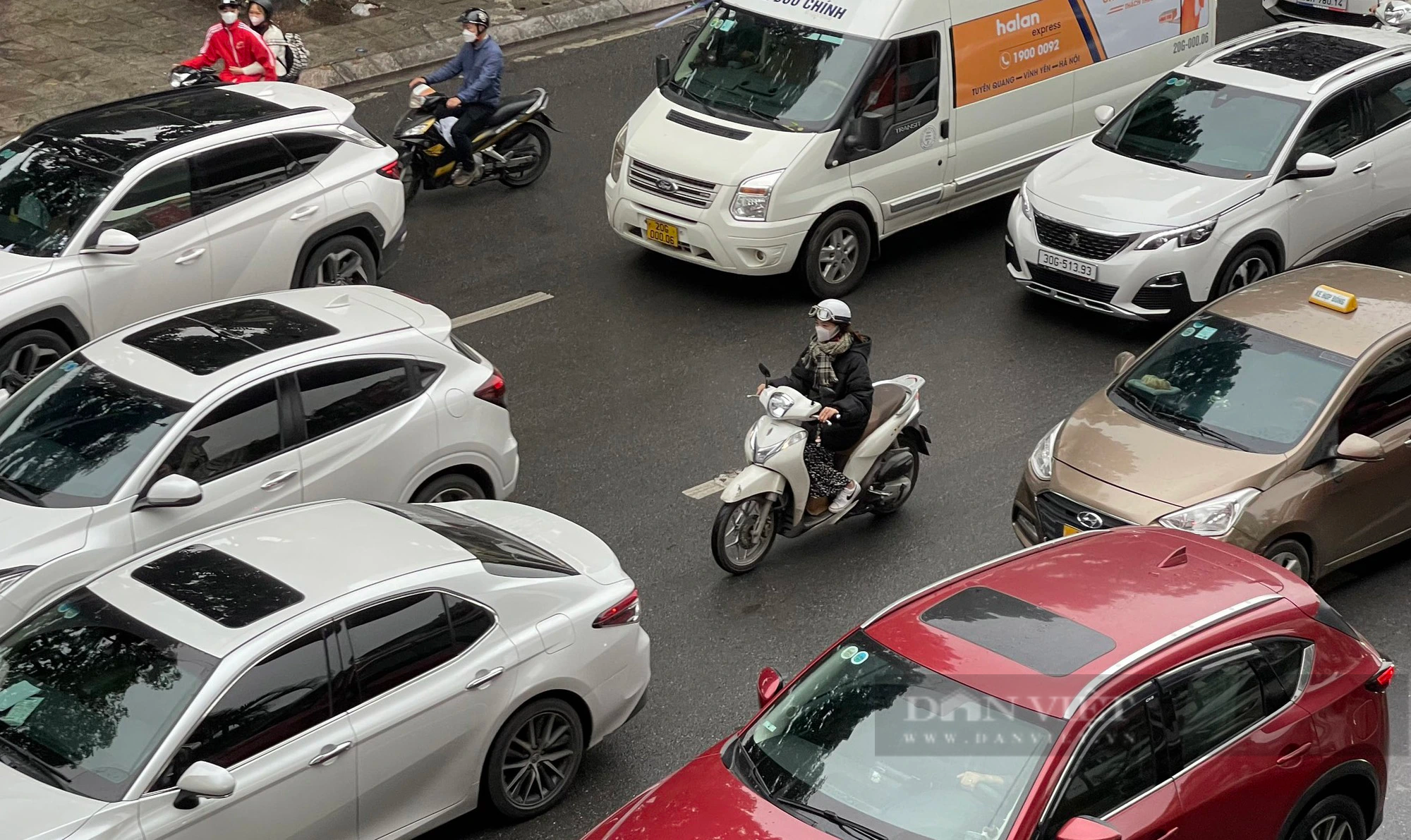 Gần trưa, đường phố Hà Nội vẫn ùn tắc vì mưa rét- Ảnh 3.