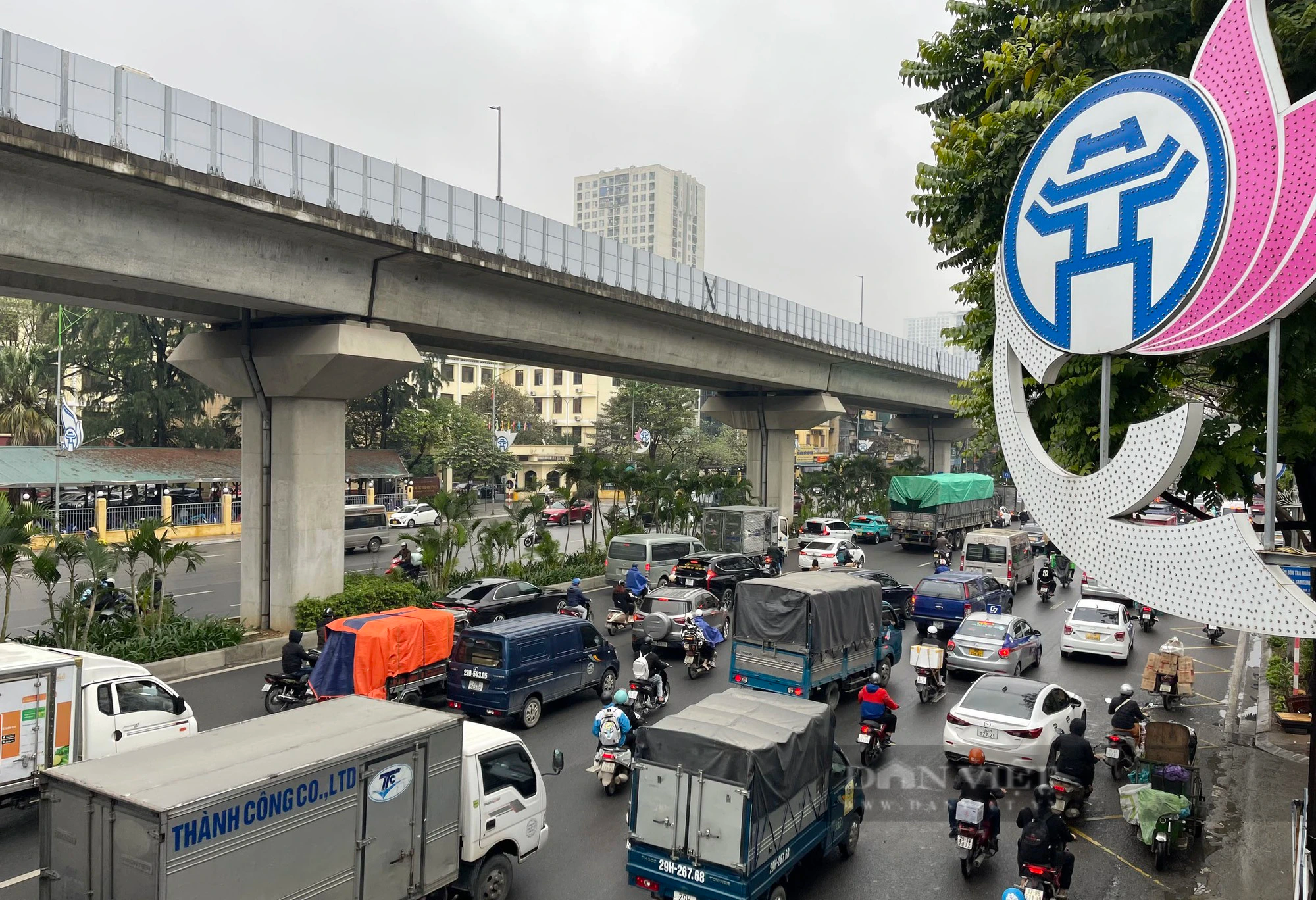 Gần trưa, đường phố Hà Nội vẫn ùn tắc vì mưa rét- Ảnh 4.