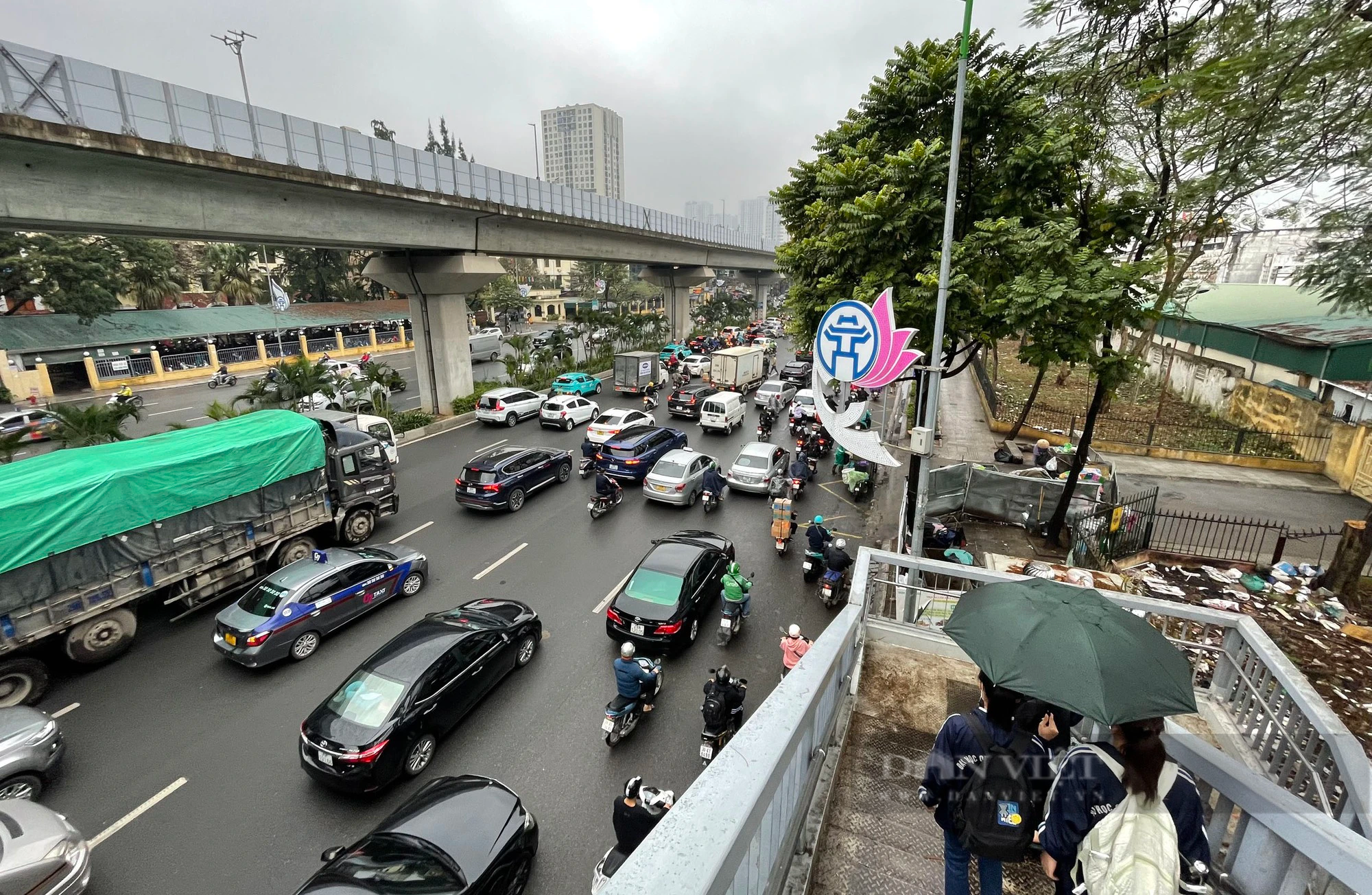 Gần trưa, đường phố Hà Nội vẫn ùn tắc vì mưa rét- Ảnh 11.
