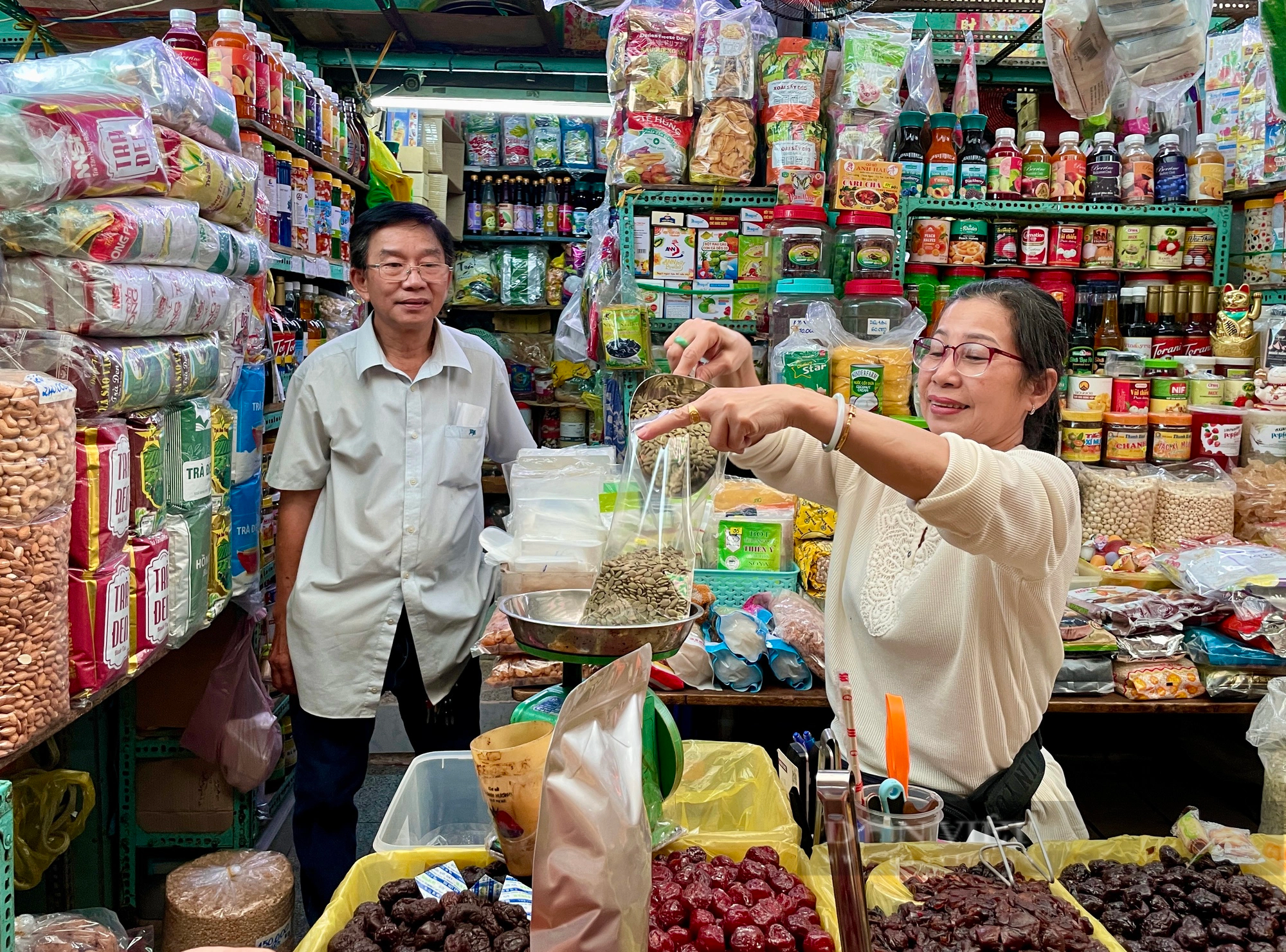 Những điều đặc biệt tại khu chợ sỉ gần 100 năm tuổi ở TP.HCM đang hút khách quốc tế đổ xô đến tham quan- Ảnh 5.