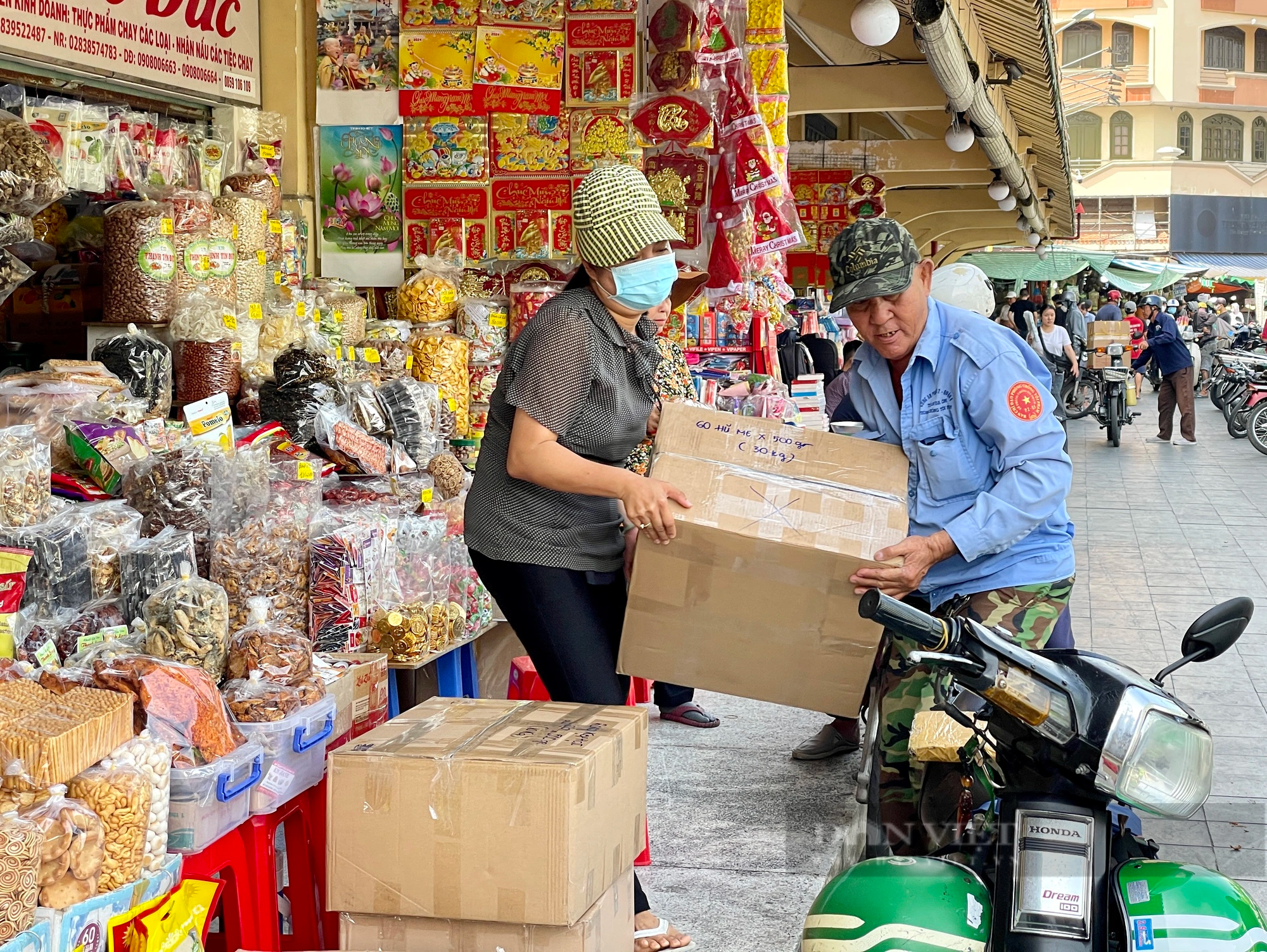 Những điều đặc biệt tại khu chợ sỉ gần 100 năm tuổi ở TP.HCM đang hút khách quốc tế đổ xô đến tham quan- Ảnh 8.