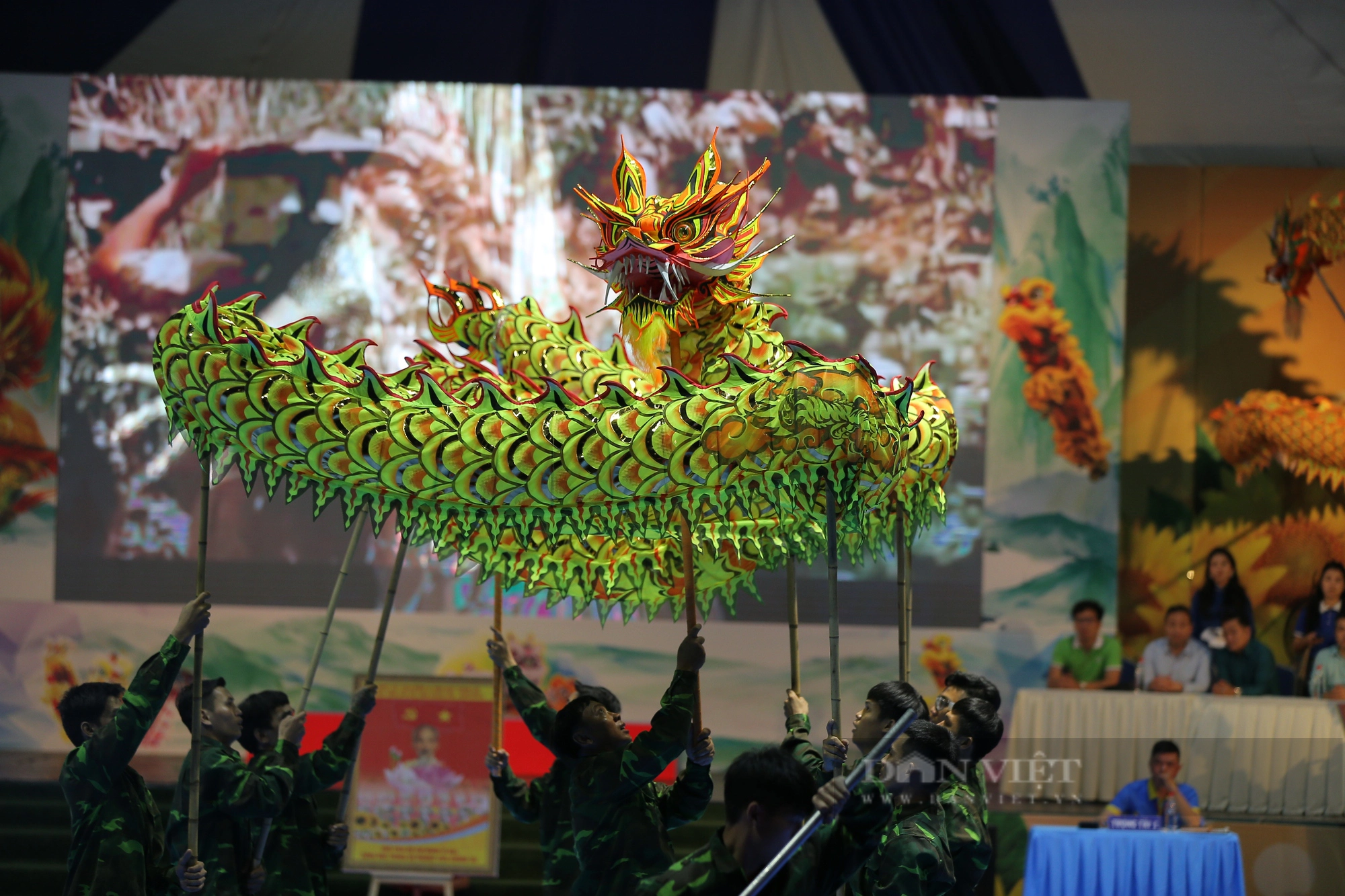 Người Sài thành chen chúc nhau xem múa rồng, rộn ràng chờ Tết đến- Ảnh 3.