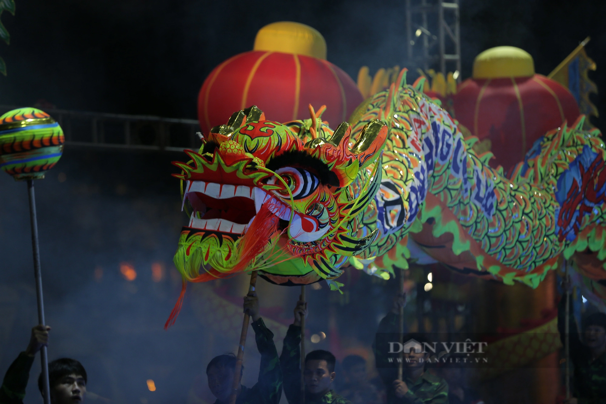 Người Sài thành chen chúc nhau xem múa rồng, rộn ràng chờ Tết đến- Ảnh 4.