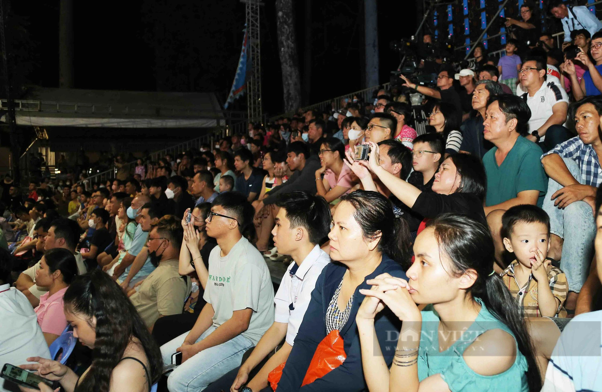 Người Sài thành chen chúc nhau xem múa rồng, rộn ràng chờ Tết đến- Ảnh 7.