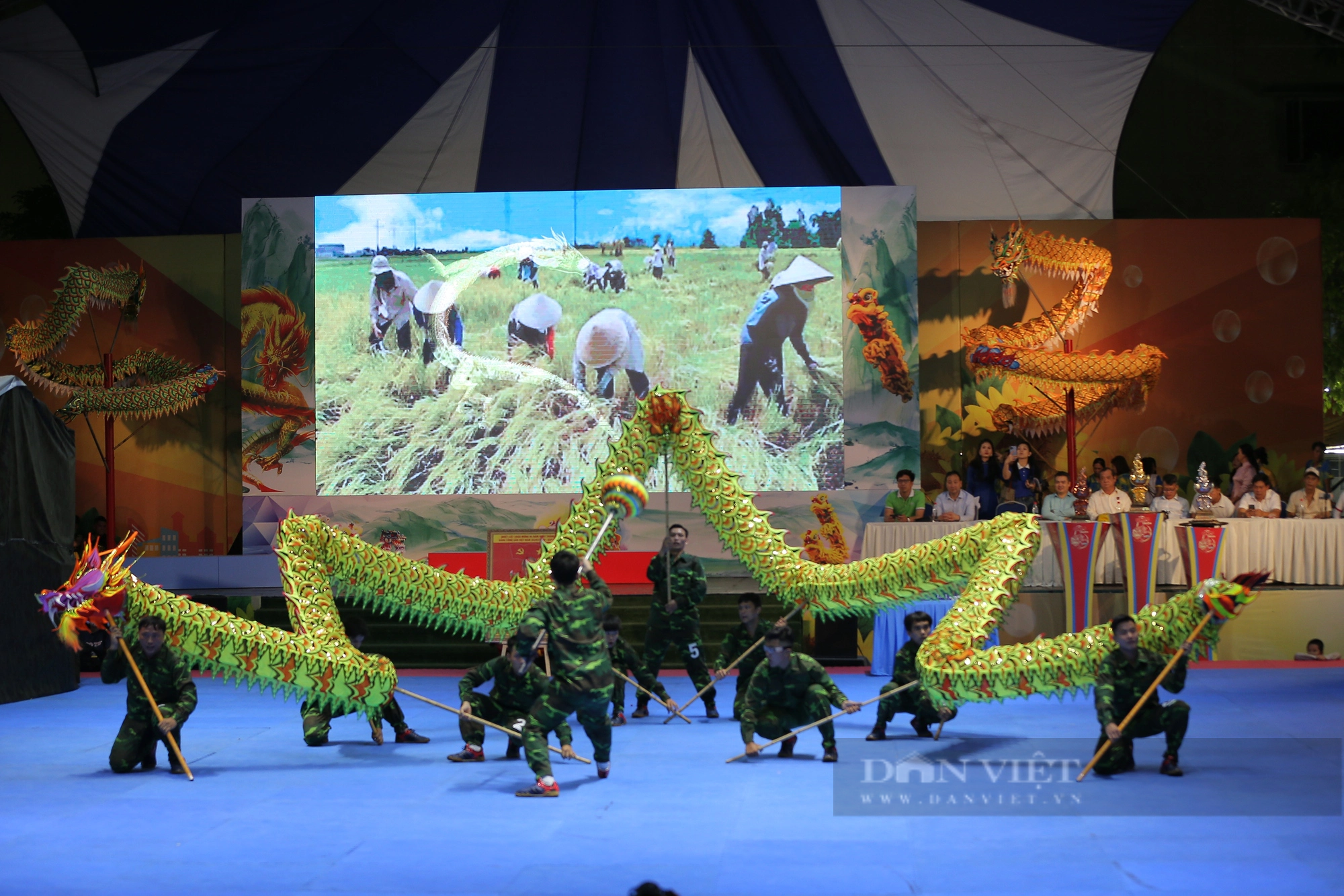 Người Sài thành chen chúc nhau xem múa rồng, rộn ràng chờ Tết đến- Ảnh 9.