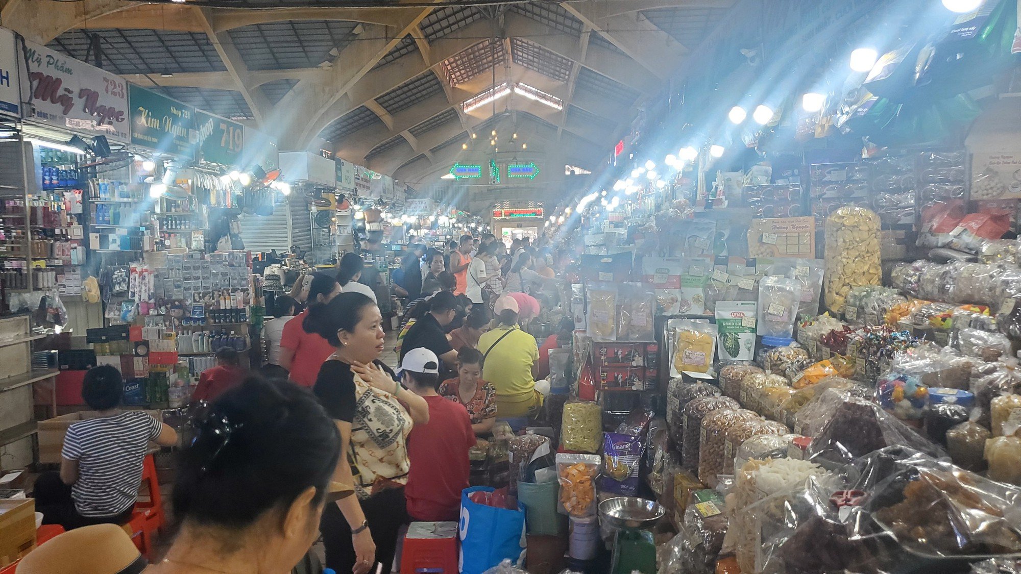 Chợ Bến Thành tấp nập khách quốc tế những ngày cuối năm- Ảnh 1.