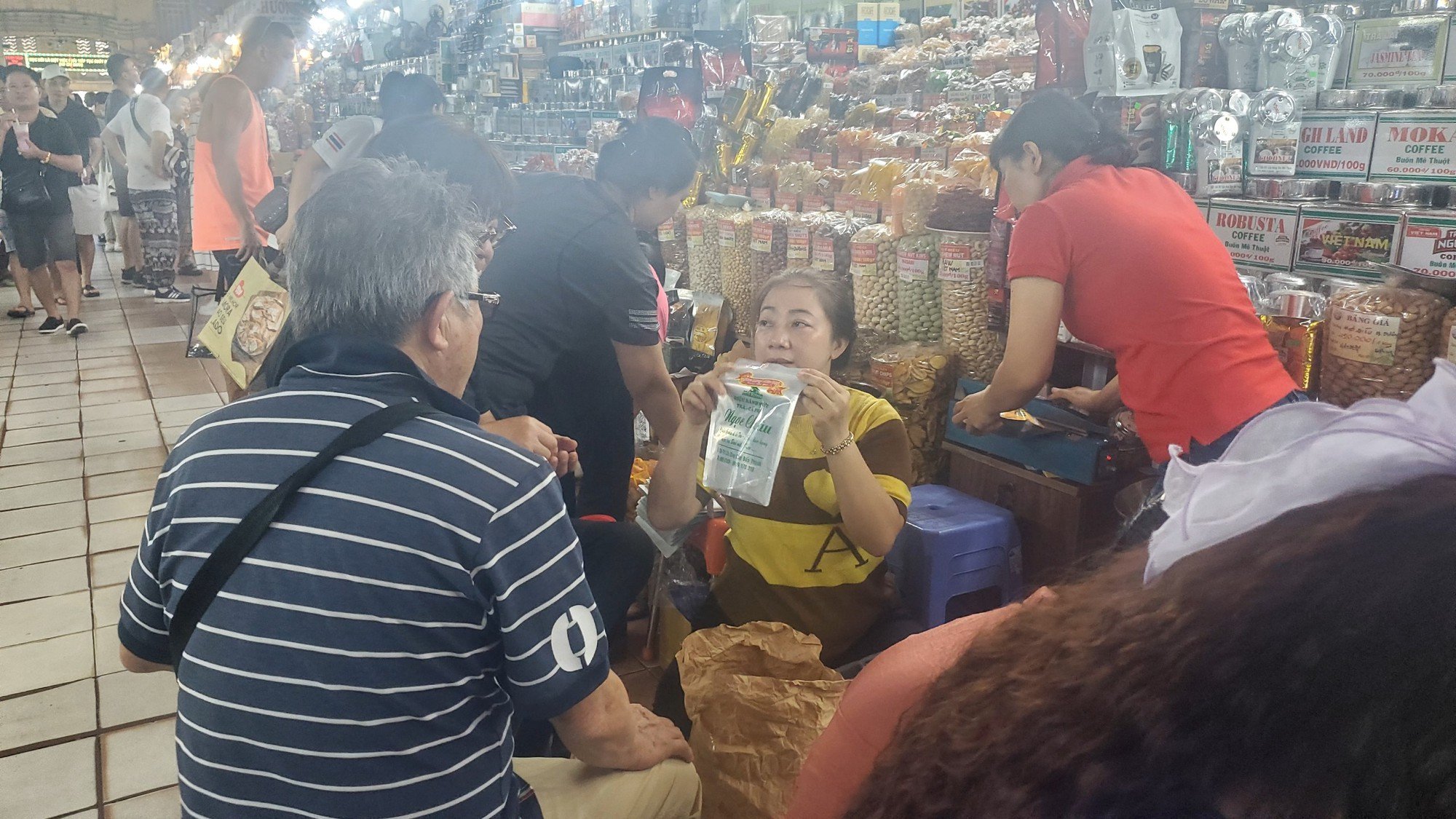 Chợ Bến Thành tấp nập khách quốc tế những ngày cuối năm- Ảnh 3.