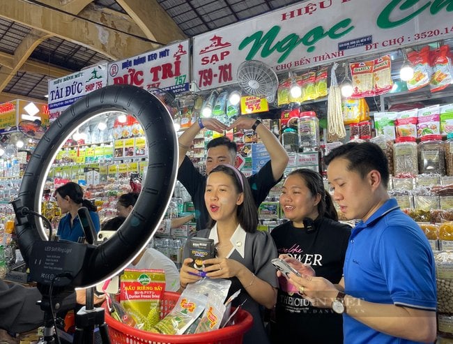 Chợ Bến Thành tấp nập khách quốc tế những ngày cuối năm- Ảnh 5.