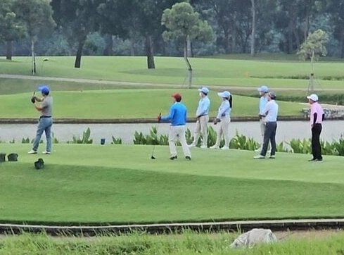 Giám đốc Sở NNPTNT tỉnh Bắc Ninh bị thôi chức vì chơi golf trong giờ hành chính- Ảnh 1.